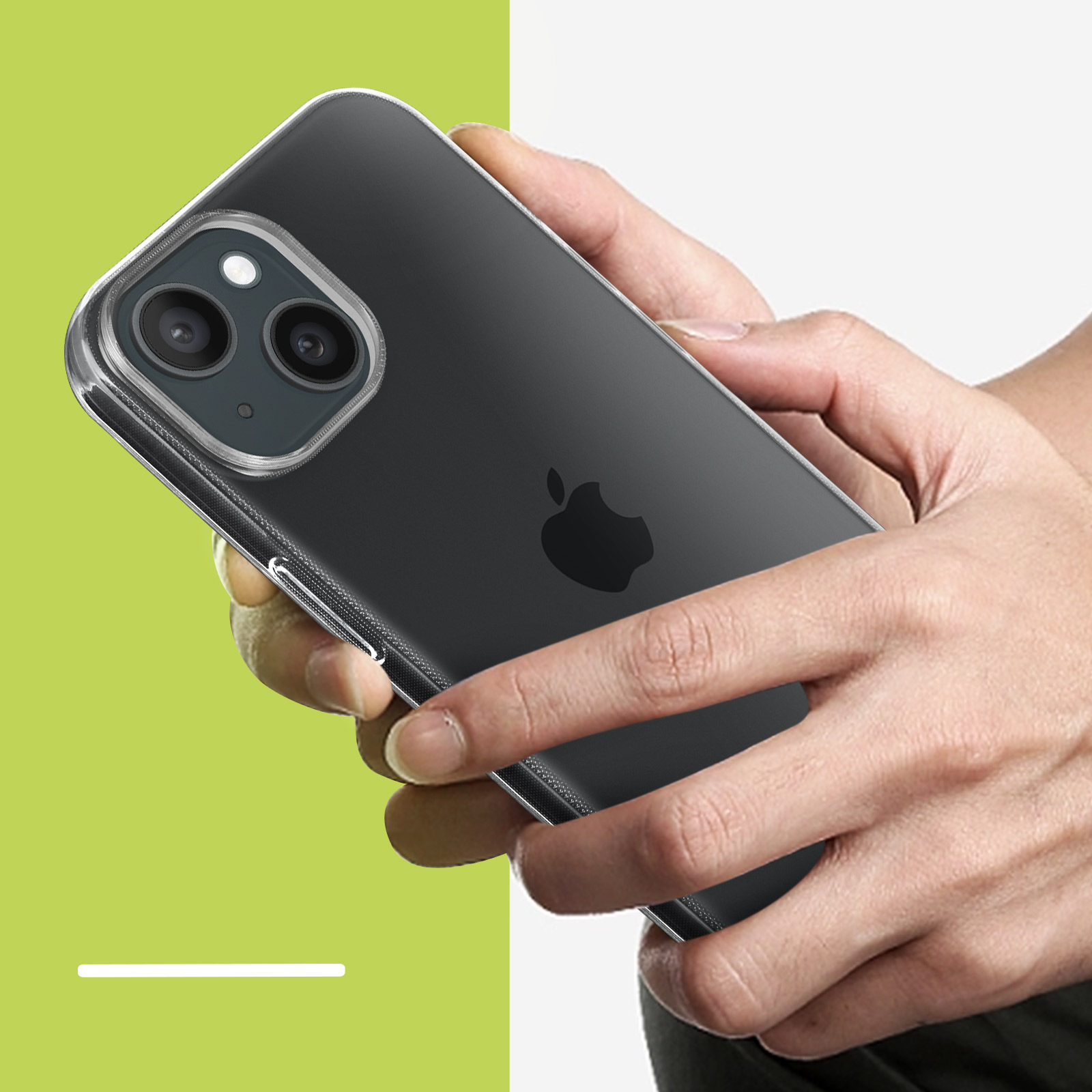 Una persona che tiene in mano un telefono con una custodia trasparente, mostrando la fotocamera e il logo Apple.