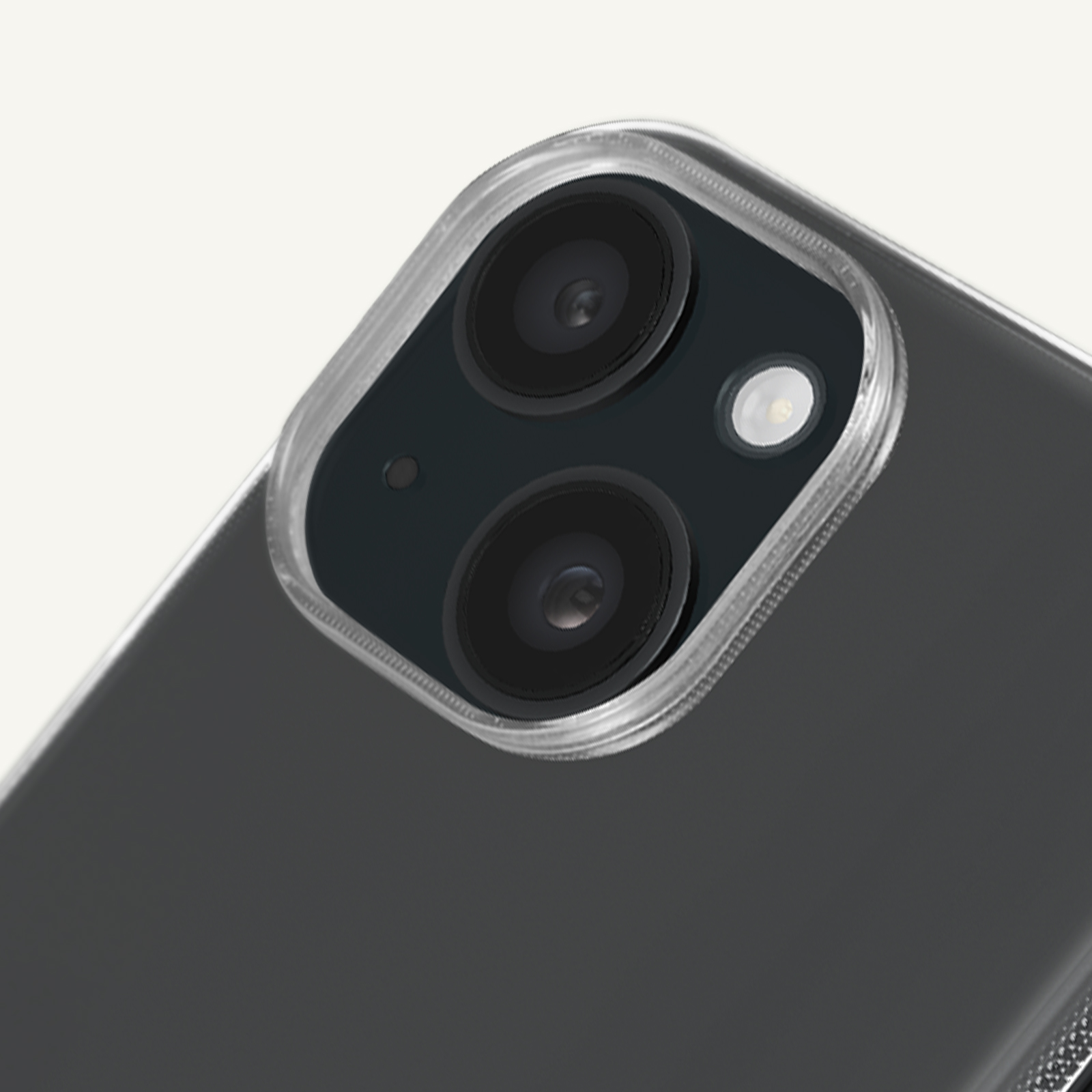 Un primo piano del retro di un telefono con una custodia trasparente. Le lenti della fotocamera sono visibili.