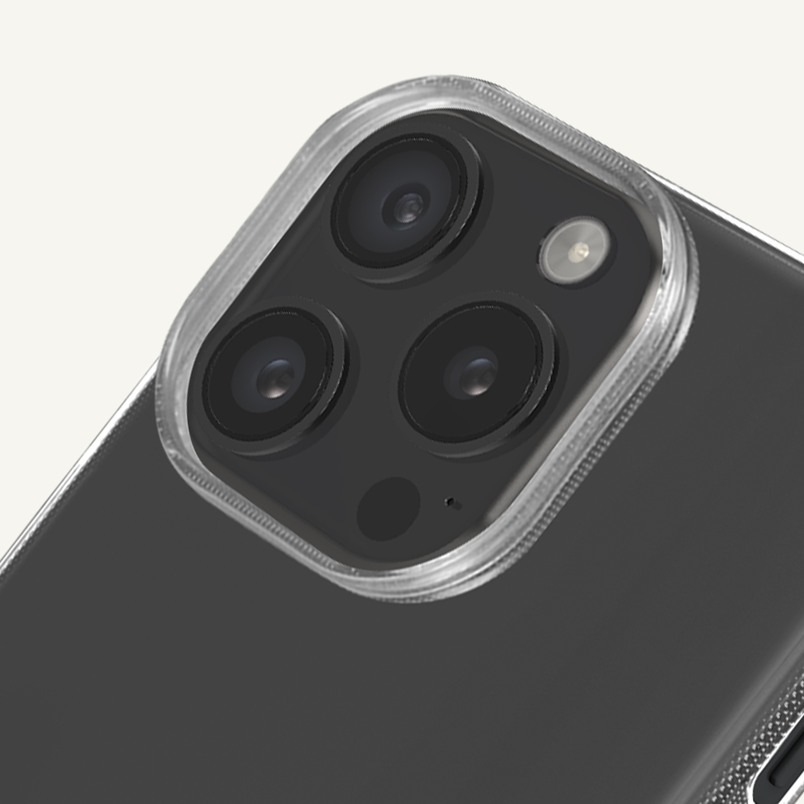 Primo piano degli obiettivi della fotocamera del telefono, con custodia protettiva trasparente.