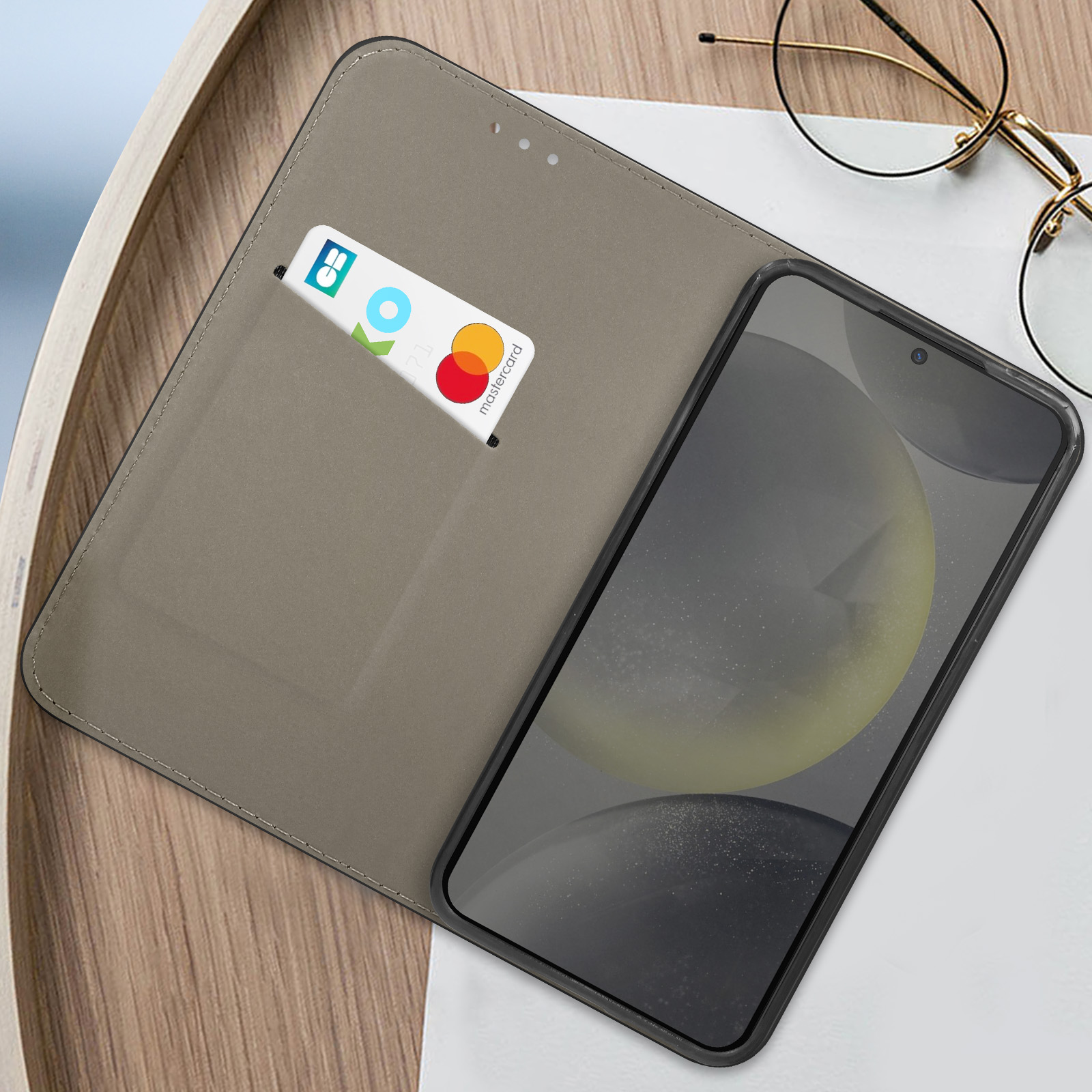Smartphone nella custodia, carta in tasca. Il telefono mostra lo schermo. Custodia, telefono e carta marroni.