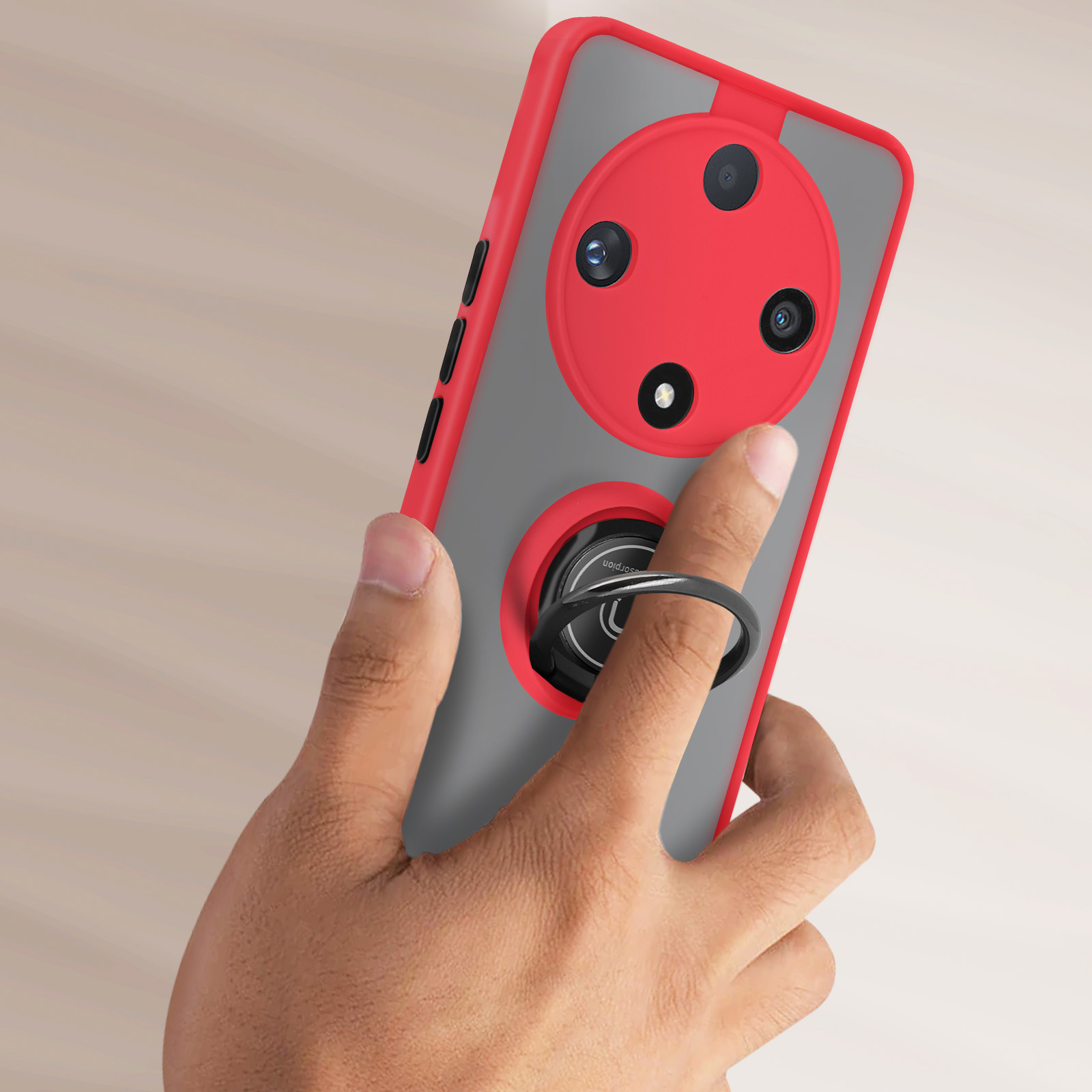 Mano che tiene una custodia per telefono. La custodia è rossa e grigia, con anello.