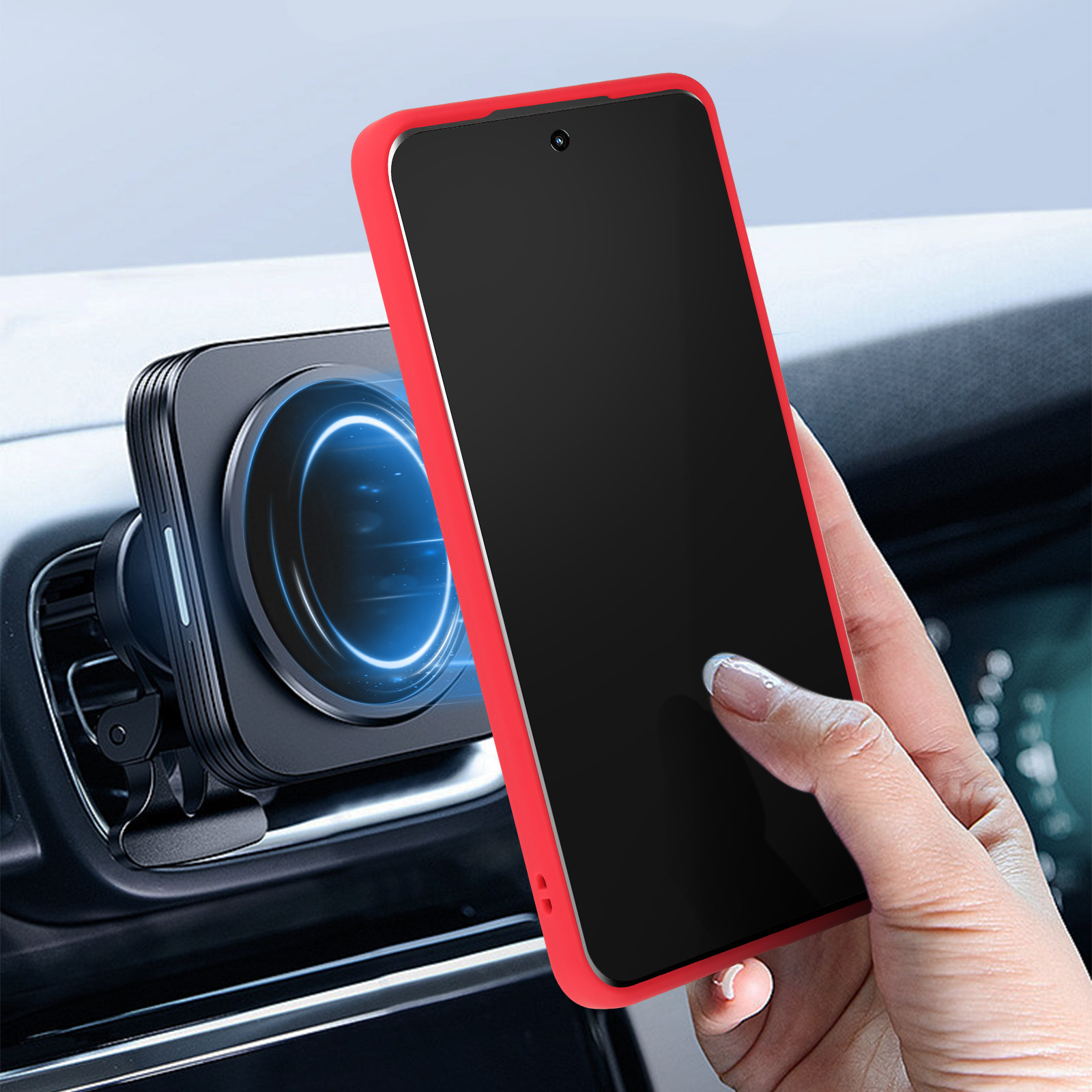 Una mano che tiene un telefono con custodia rossa accanto a un supporto per telefono montato sulla bocchetta dell'auto.