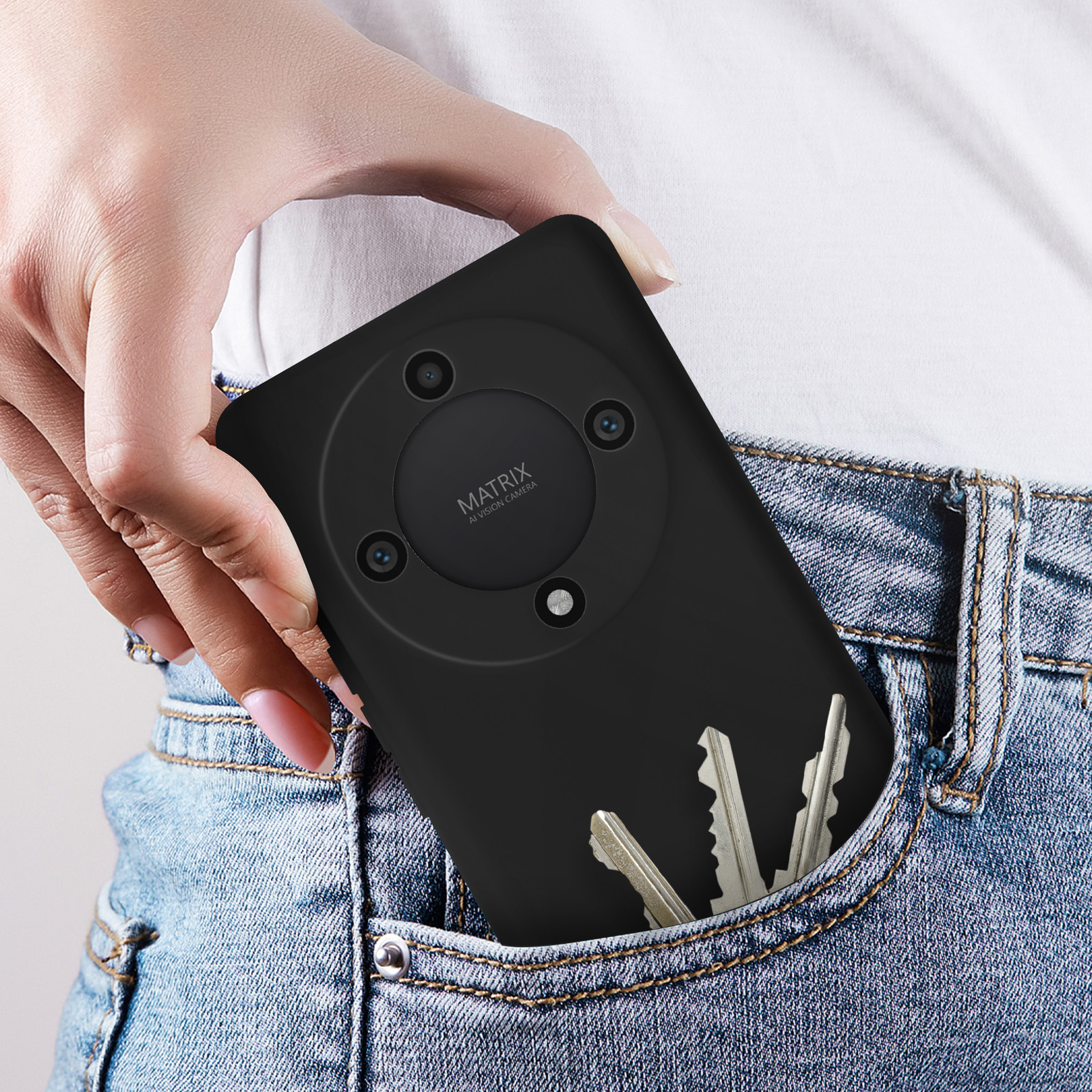 Hand hält schwarzes Telefon mit Kamera, Schlüssel in der Tasche, vor Blue Jeans Hintergrund.