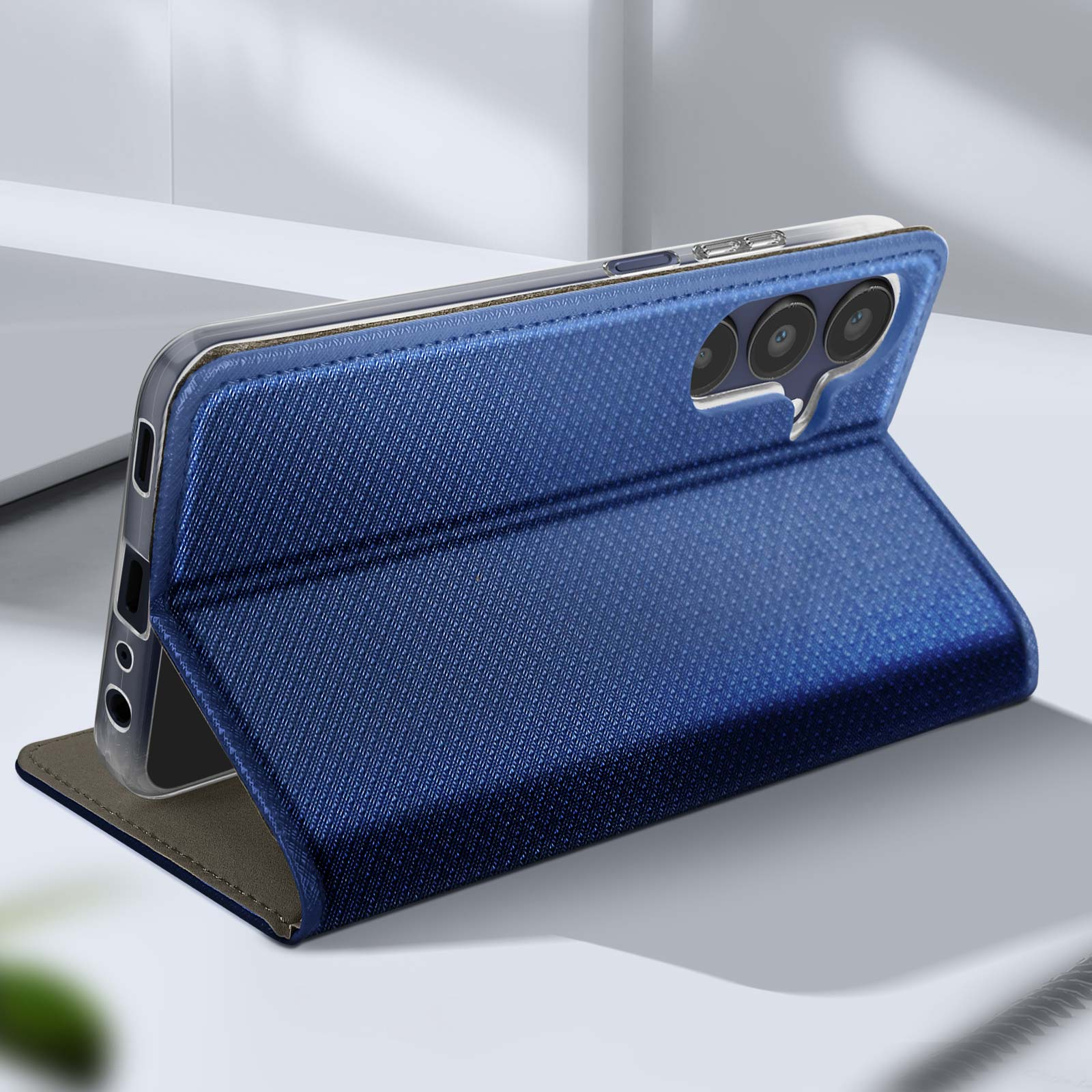 Custodia blu per telefono con retro strutturato e supporto piegato, su una superficie chiara.