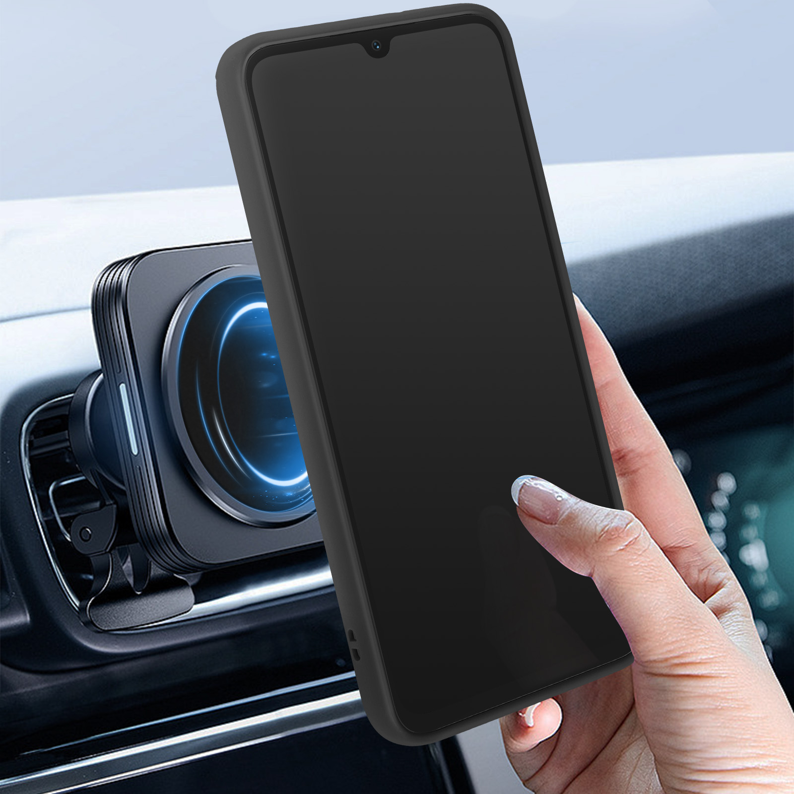 Una mano che tiene un telefono nero con lo schermo rivolto verso lo spettatore, con una bocchetta dell'aria dell'auto sullo sfondo.