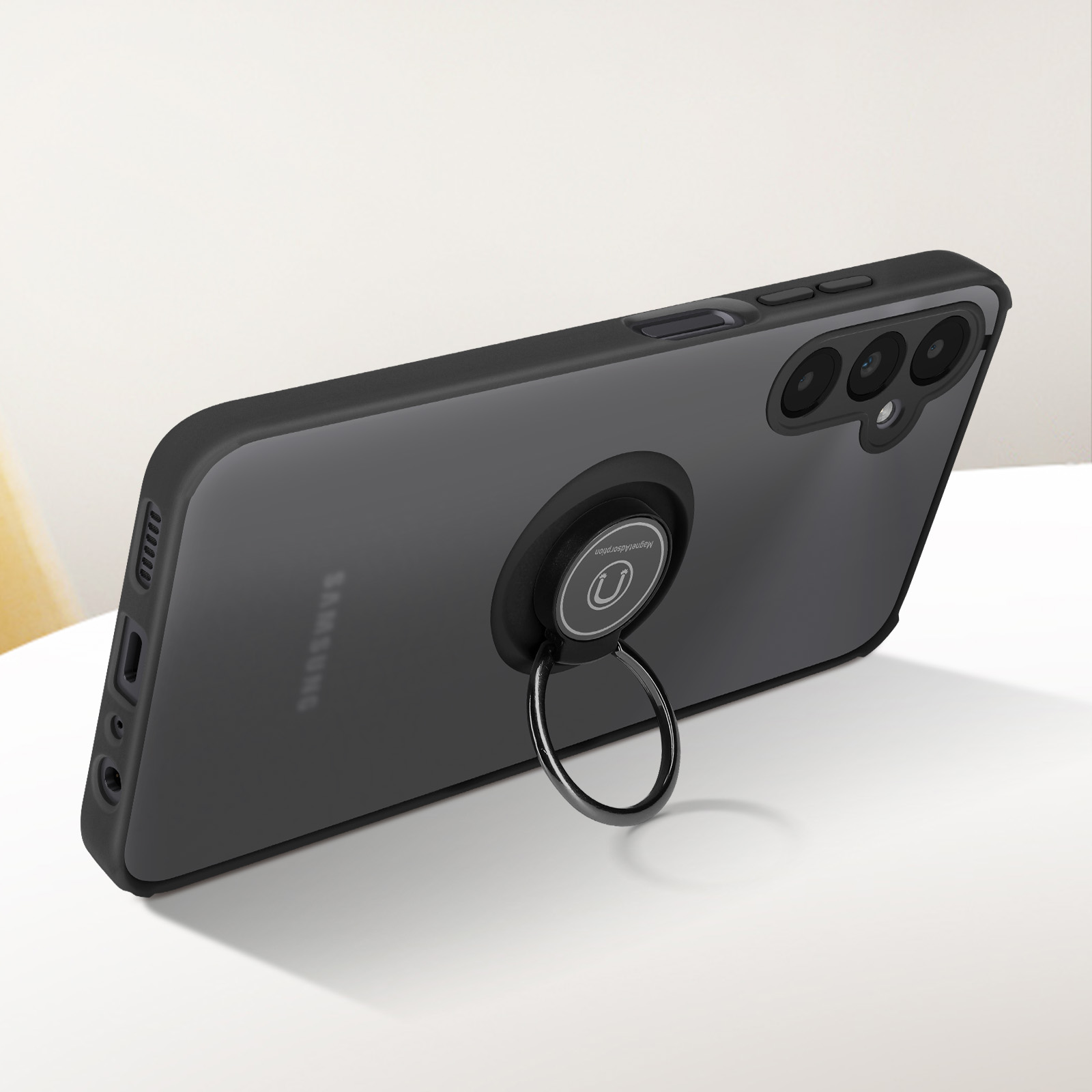 Una custodia per telefono nera con un supporto ad anello su una superficie bianca.