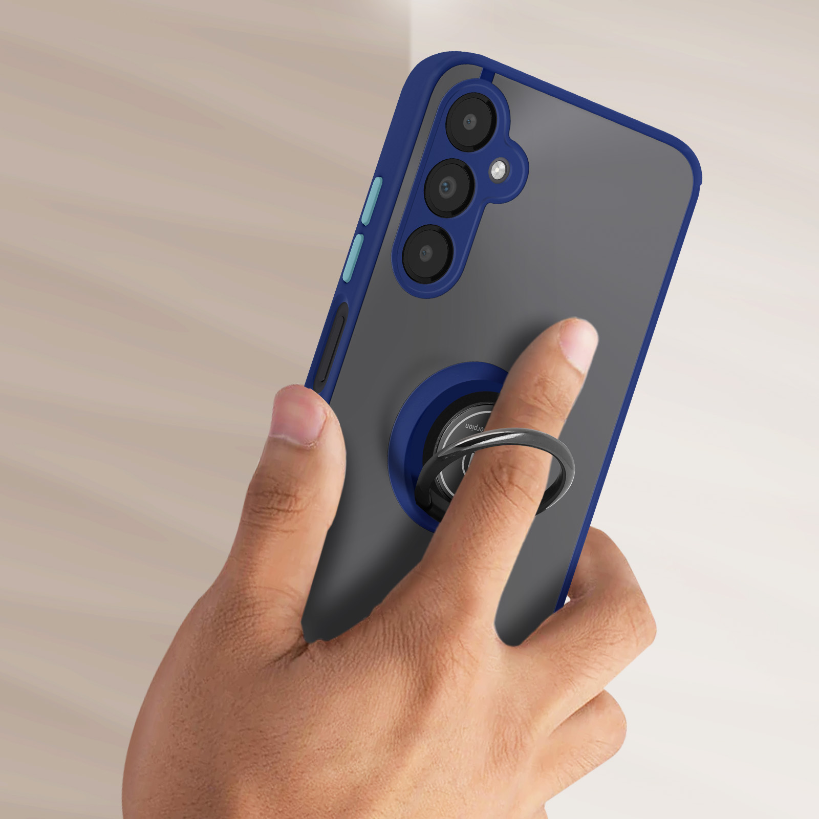 Una mano che tiene un telefono con una custodia blu e grigia. C'è un supporto ad anello sul retro.