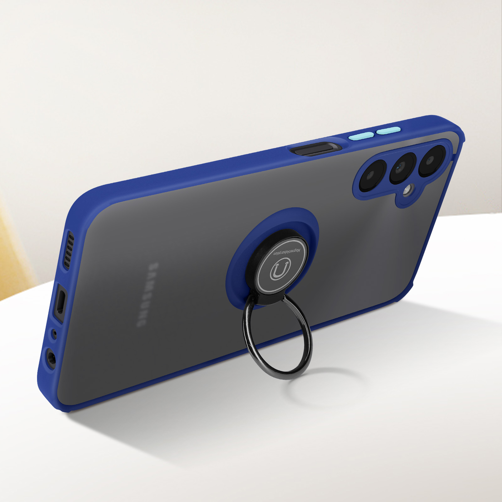 Telefono in custodia blu. Supporto ad anello nero. Superficie bianca.