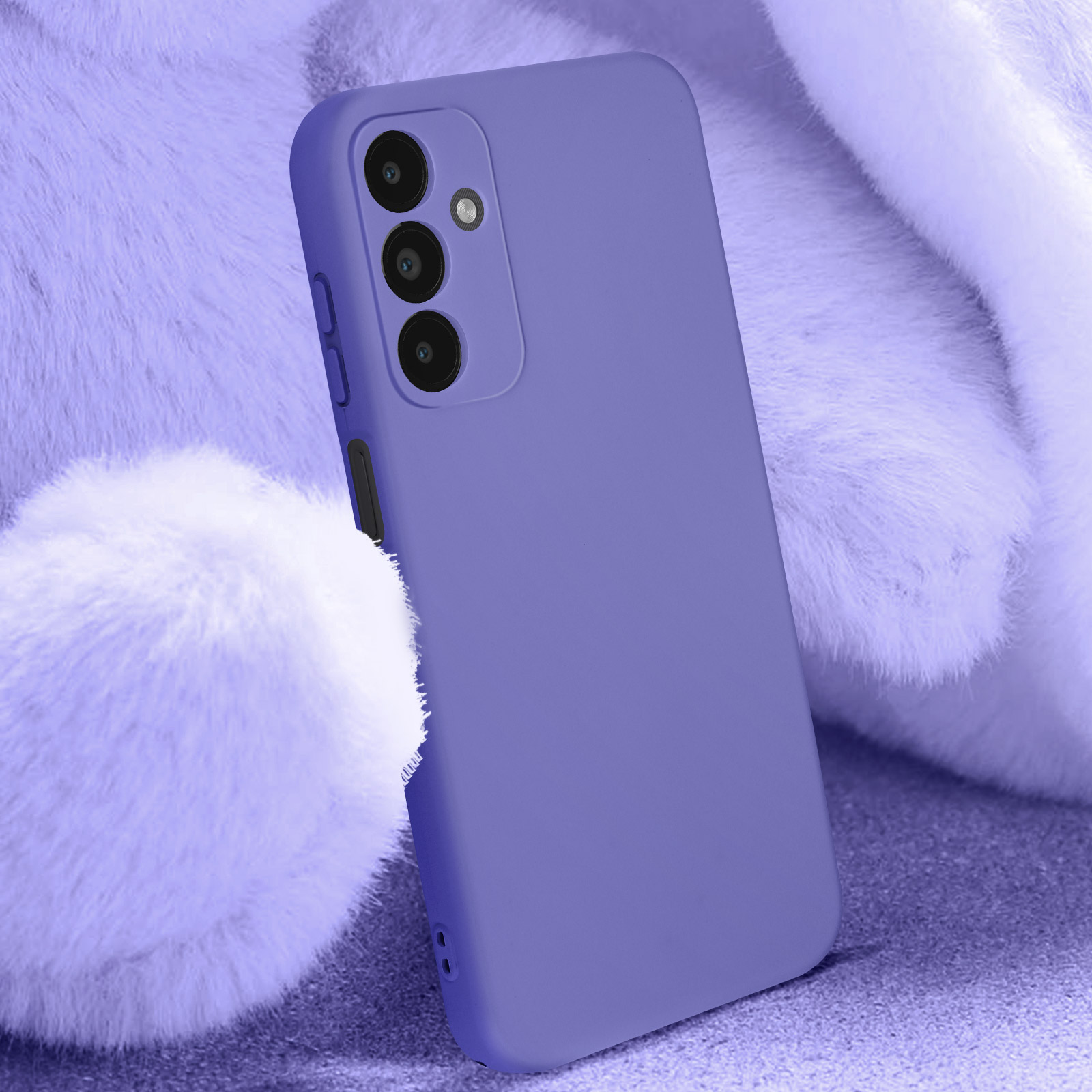 Coque de téléphone violette sur fond violet. Objet blanc et duveteux à gauche.
