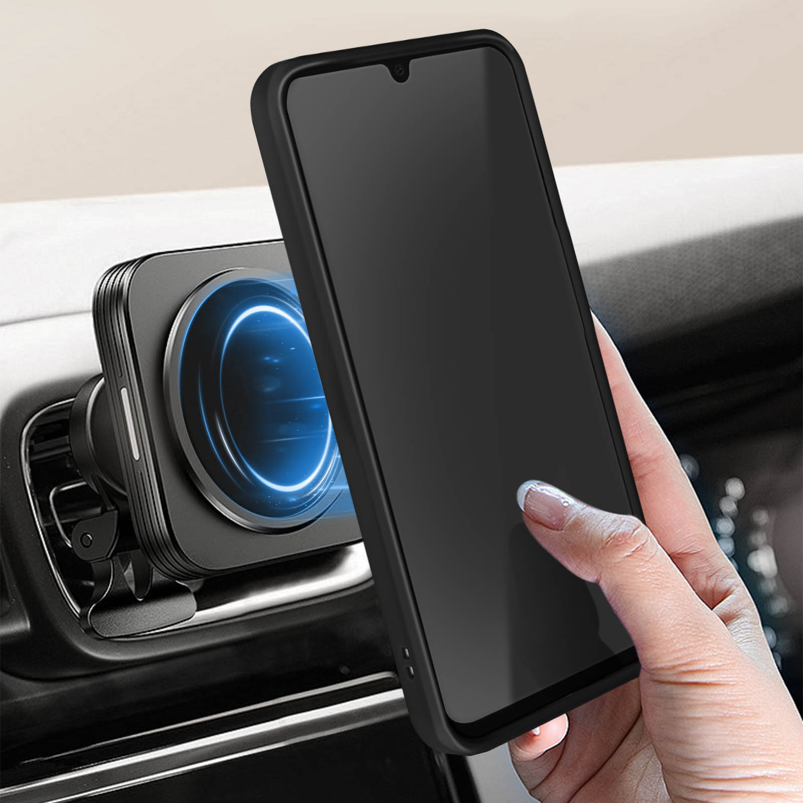 Smartphone montato su supporto da cruscotto per auto, custodia nera, sfondo bianco.