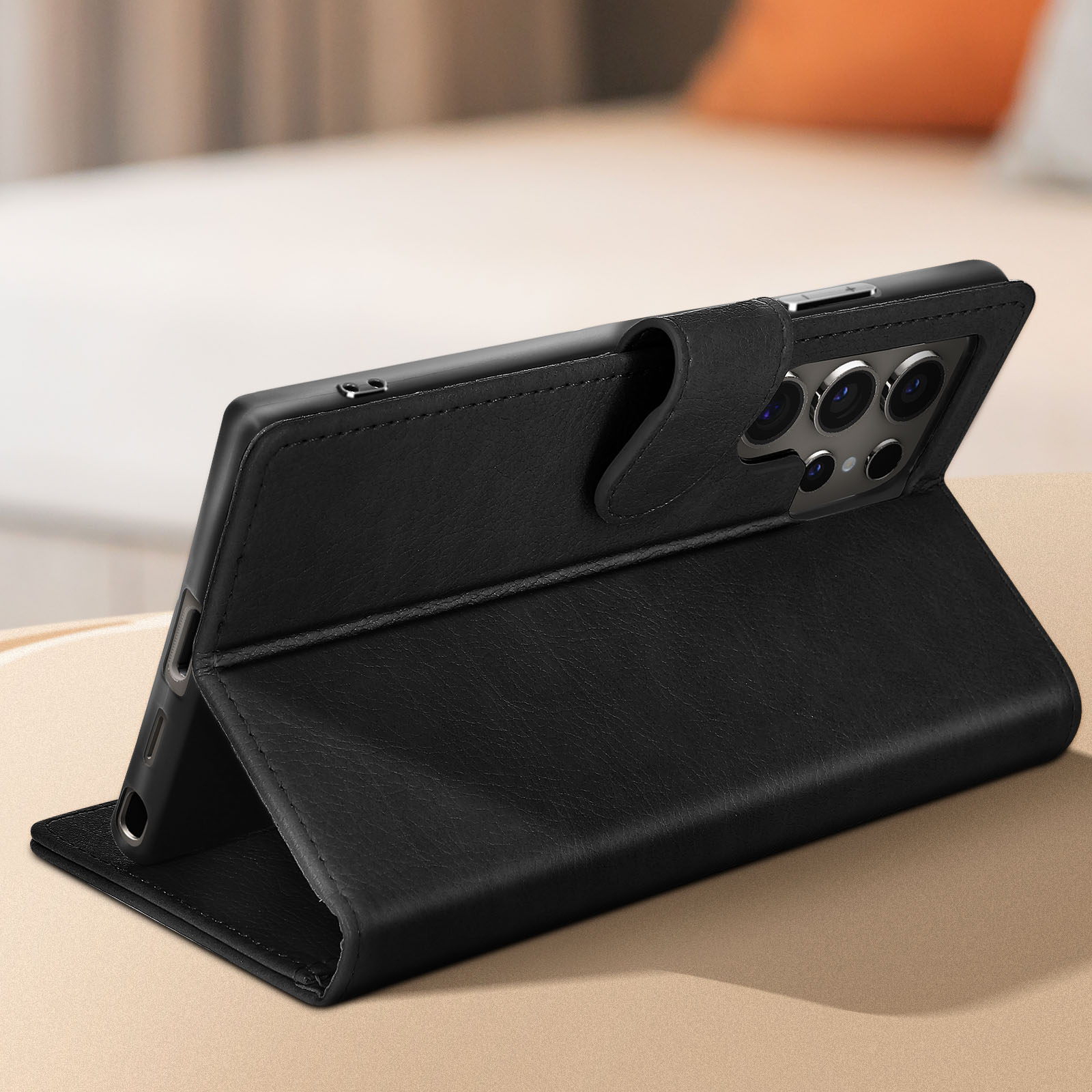 Custodia per telefono nera con telefono all'interno, che mostra fotocamera e schermo, su superficie beige.