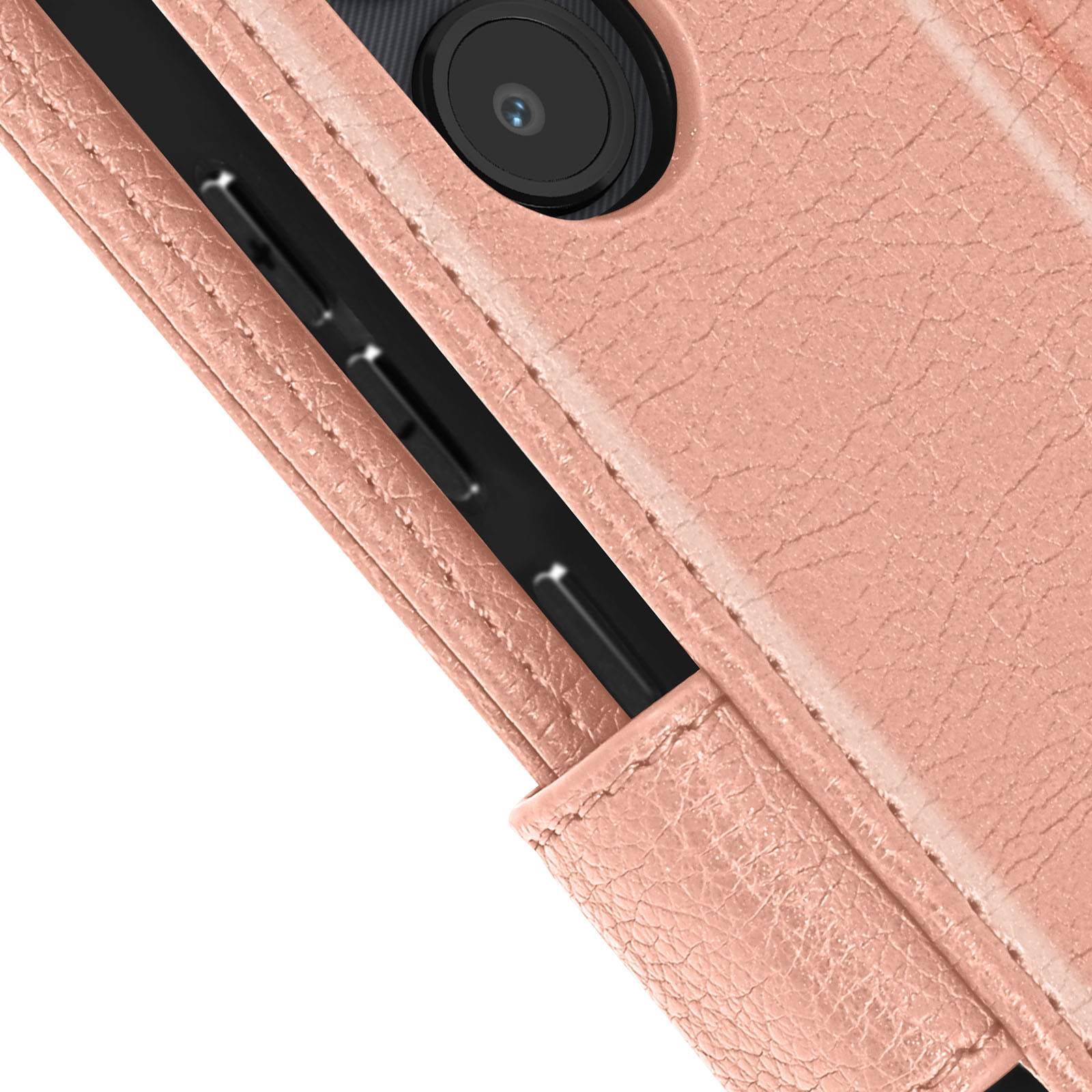 Primer plano de una funda rosa texturizada, mostrando la cámara, interior negro, fondo blanco.