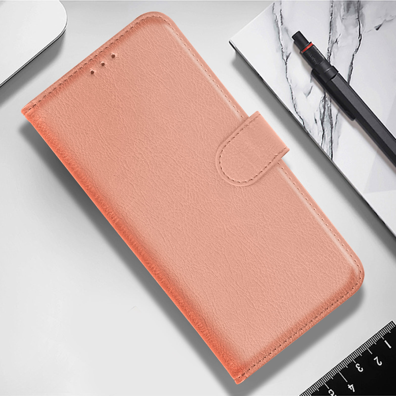 Funda melocotón con textura de cuero sobre superficie blanca.