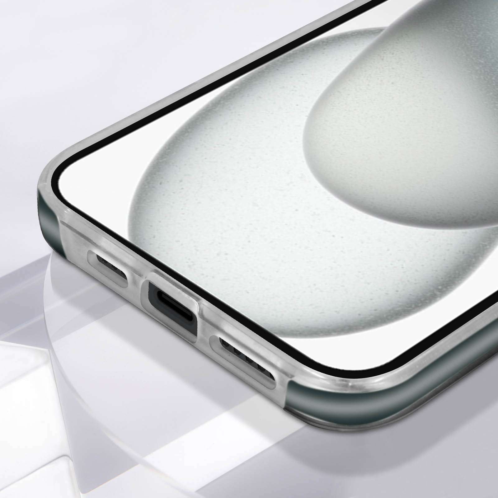 Primo piano di uno schermo del telefono con il bordo di una custodia visibile.