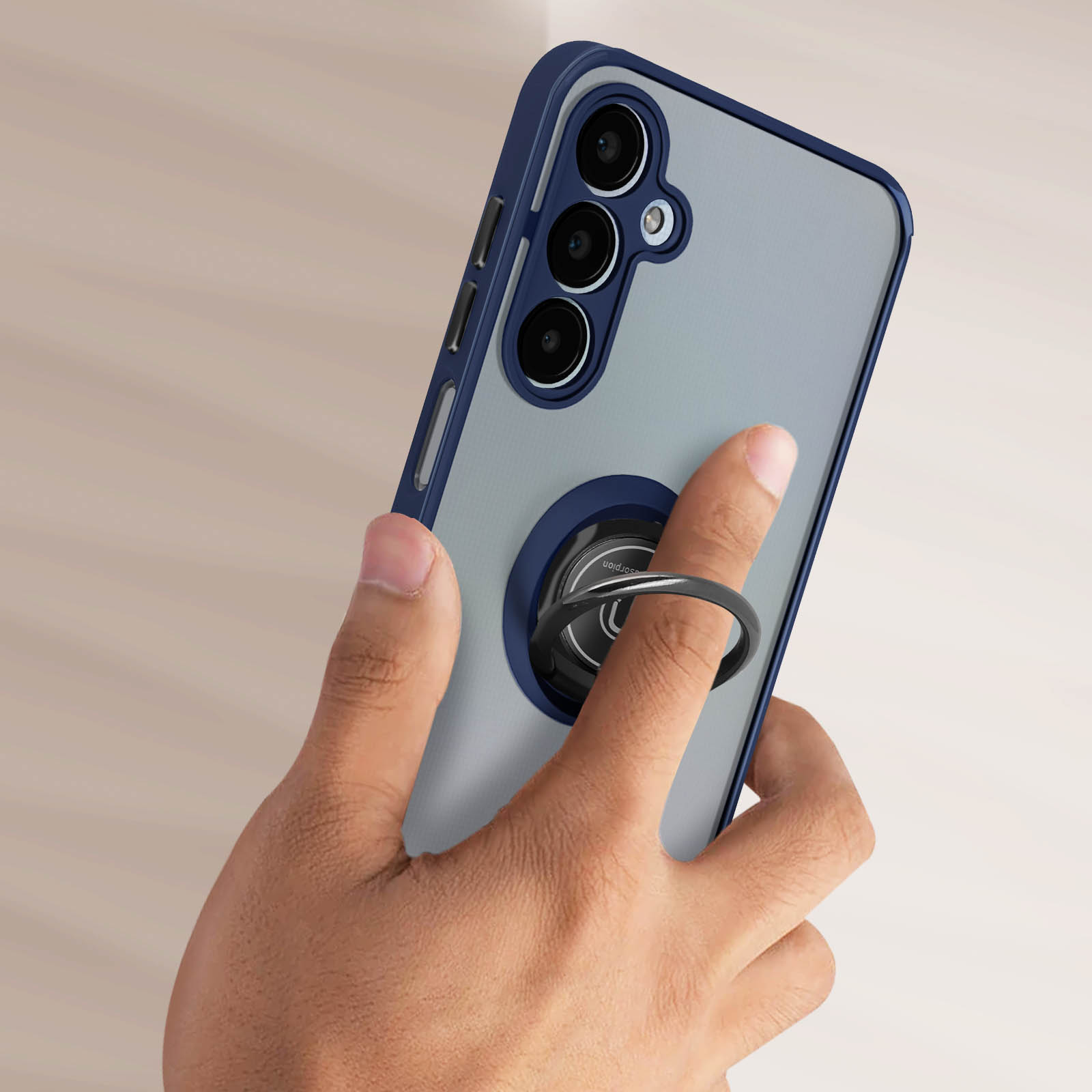 Telefon mit Ringhalter, von Hand gehalten. Das Telefon ist blau und der Hintergrund ist beige.