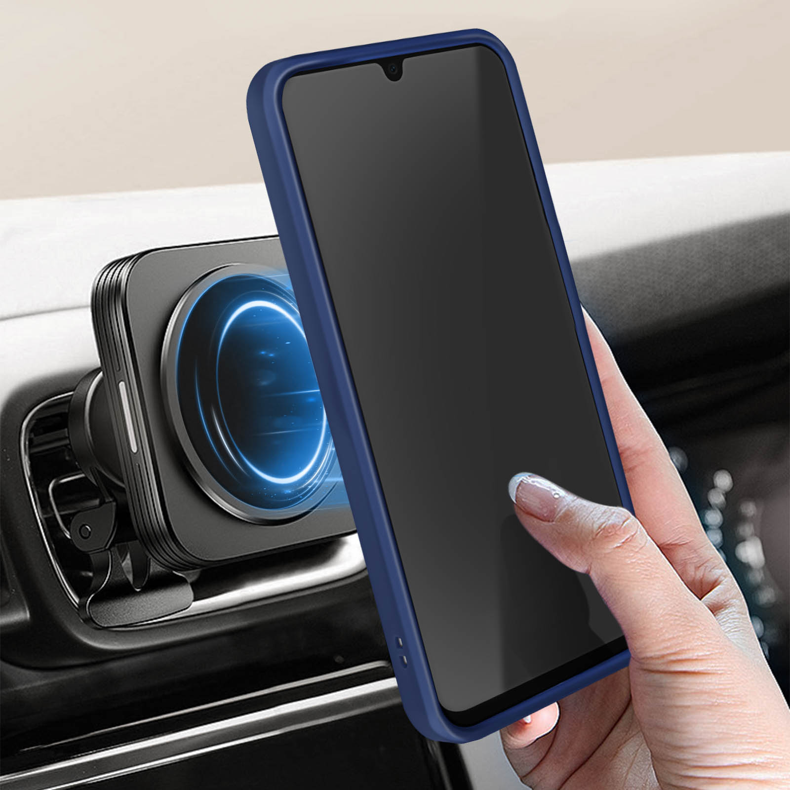 Hand hält Telefon in blauem Case an Autotelefonhalterung. Schwarzer Armaturenbrett-Hintergrund.