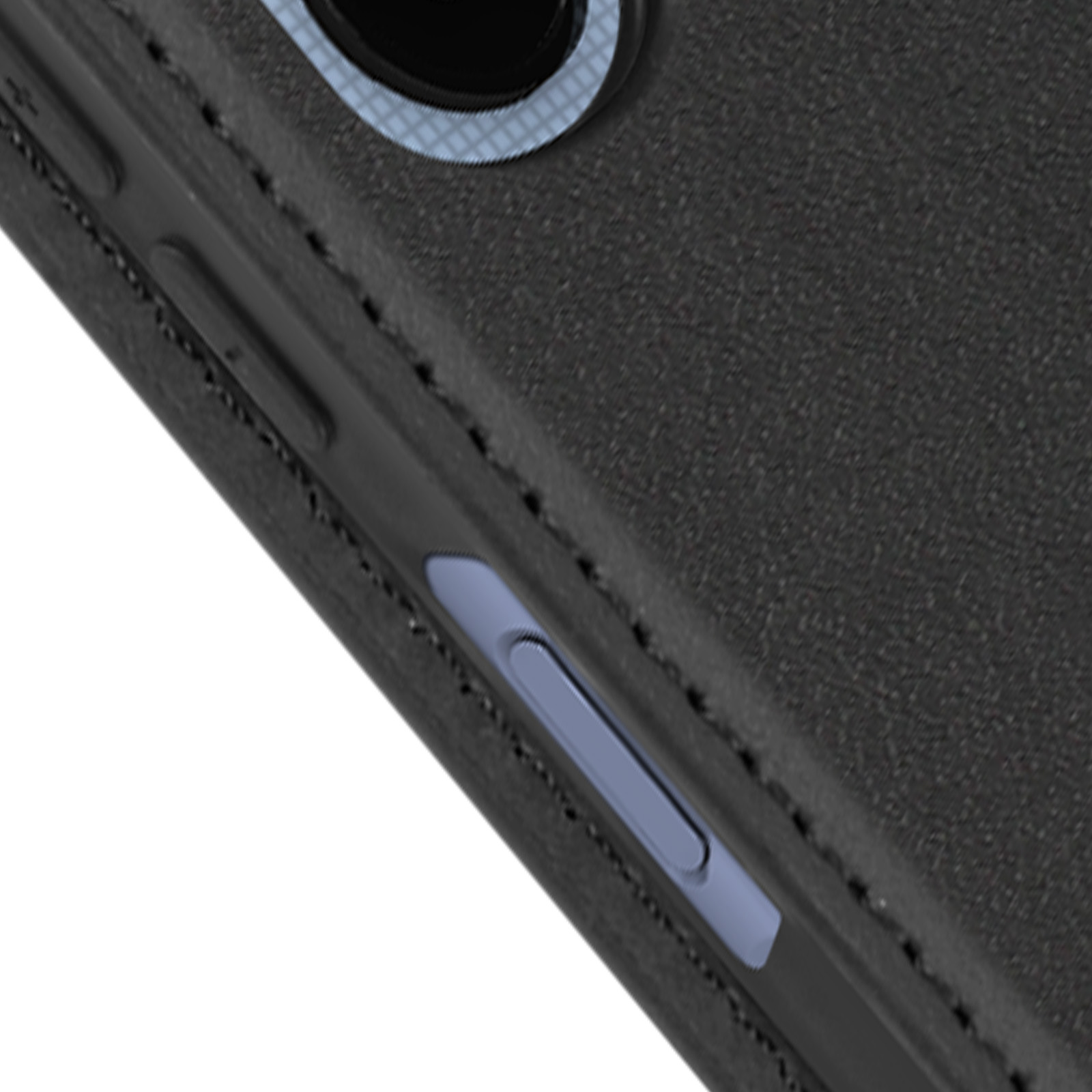 Primo piano di una custodia nera per telefono. Il lato mostra un pulsante del volume e una texture.