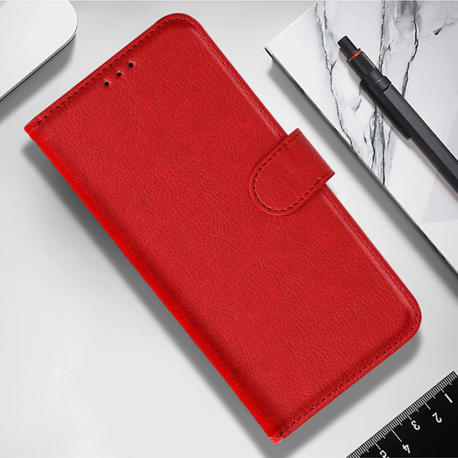 Funda de teléfono roja con cierre magnético, sobre una superficie blanca.