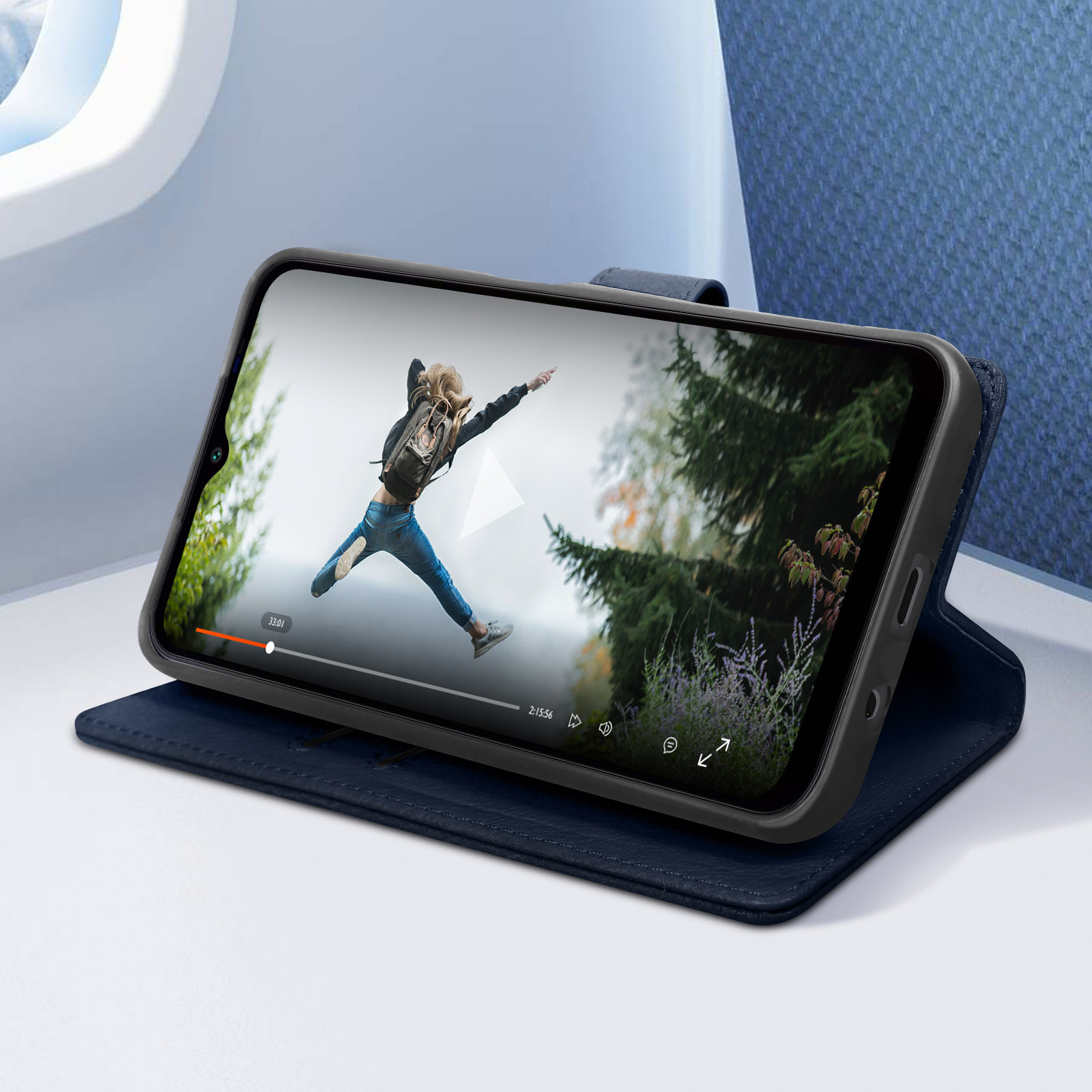 Un teléfono mostrando un video, dentro de una funda azul abierta.