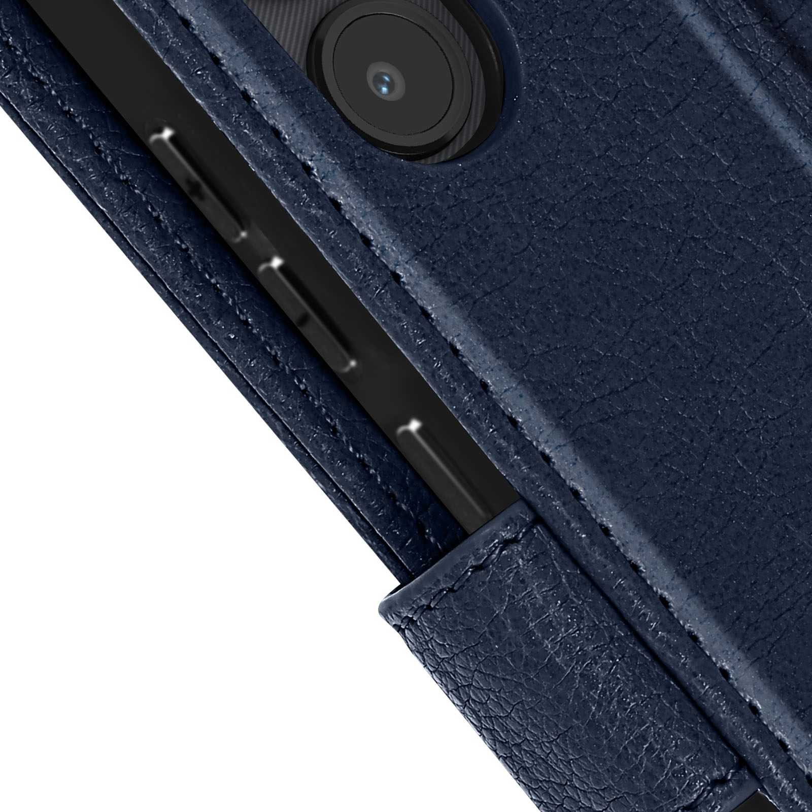 Primer plano de una funda de teléfono azul oscuro con lente de cámara visible y parte del teléfono.