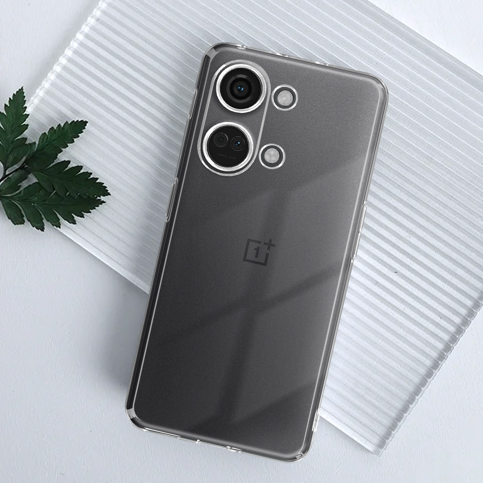 Una custodia trasparente copre un telefono grigio, mostrando le lenti della fotocamera.