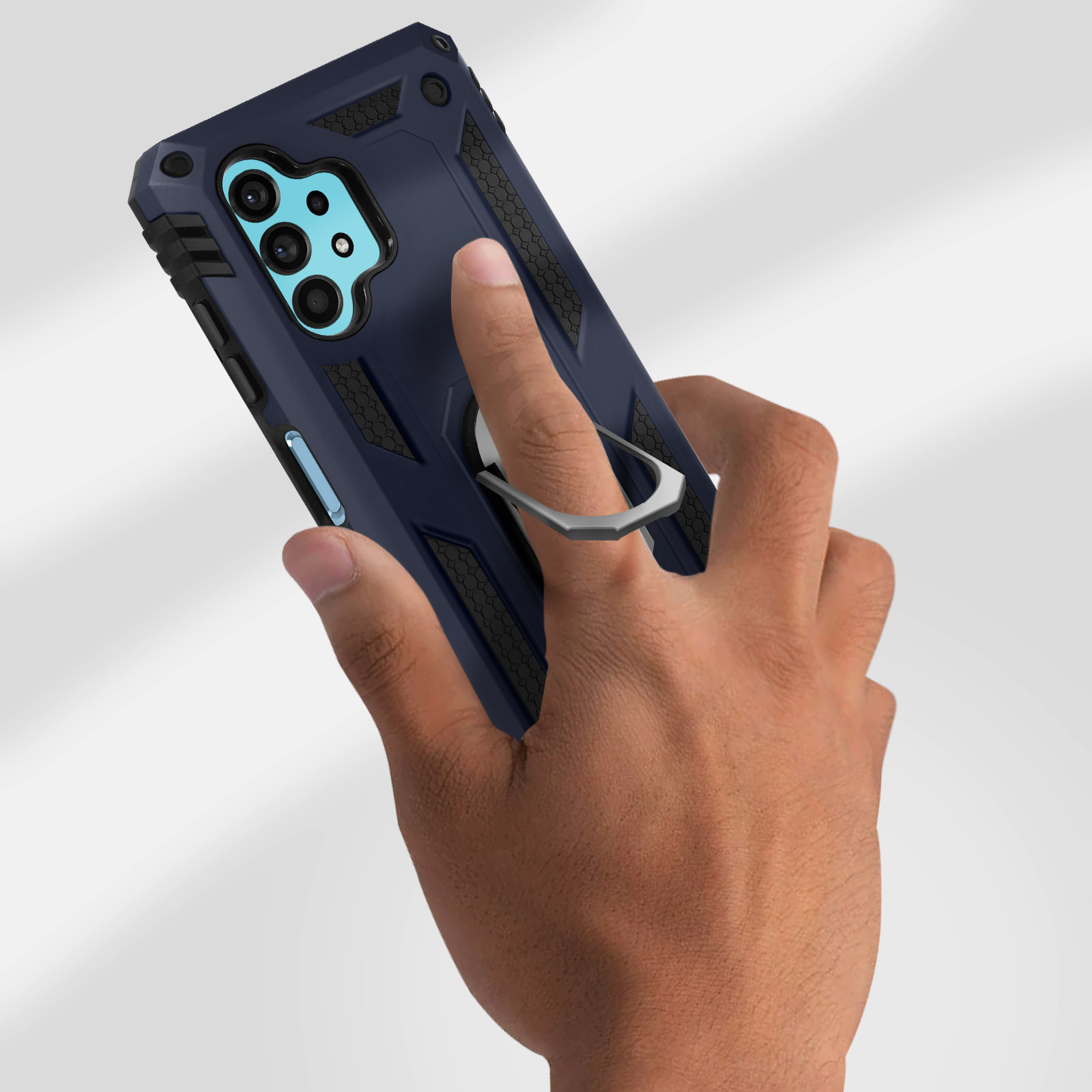 Une main tenant une coque de téléphone bleue avec un porte-anneau. Fond clair.