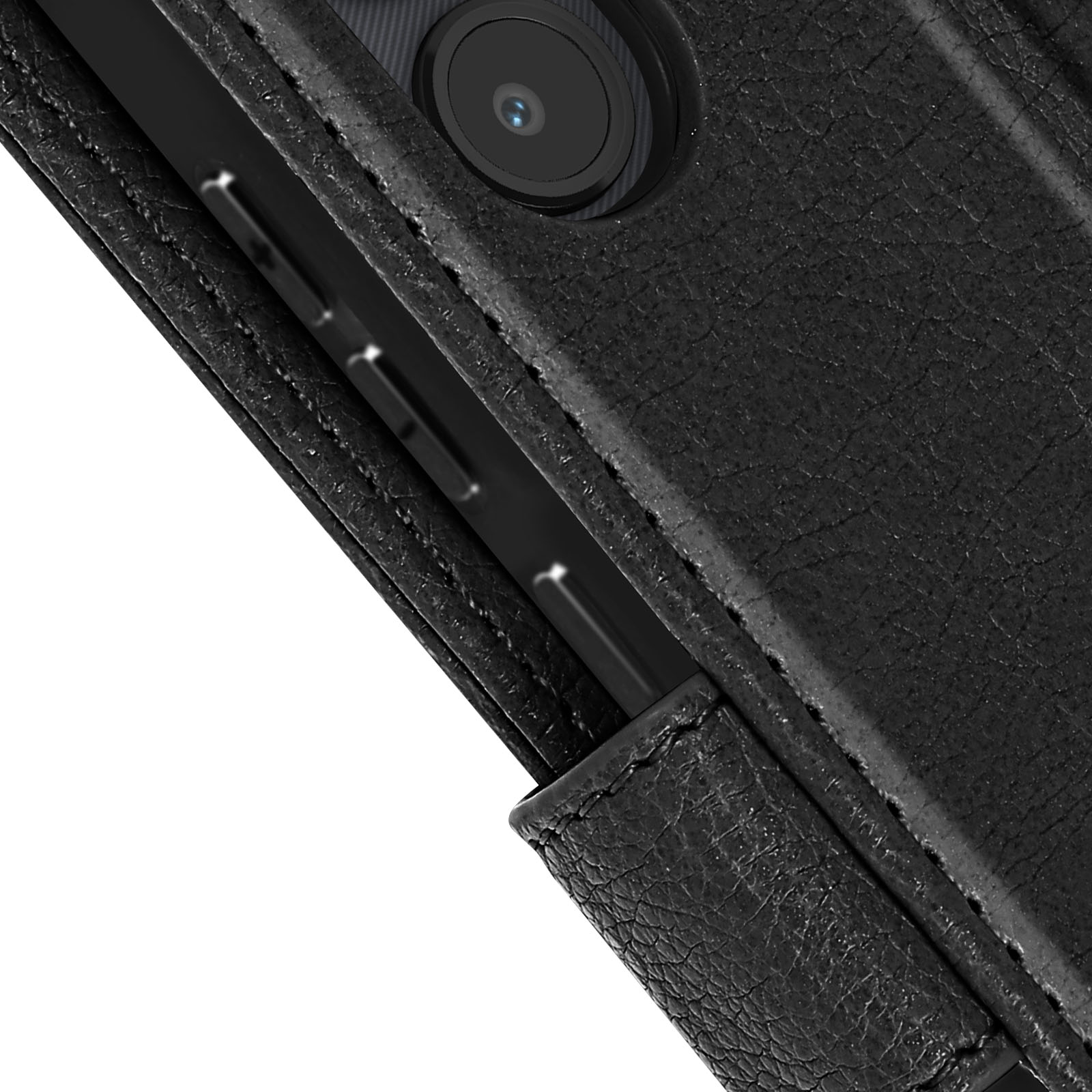Funda de teléfono negra. Primer plano del área de la cámara, con una cámara y una pequeña abertura.