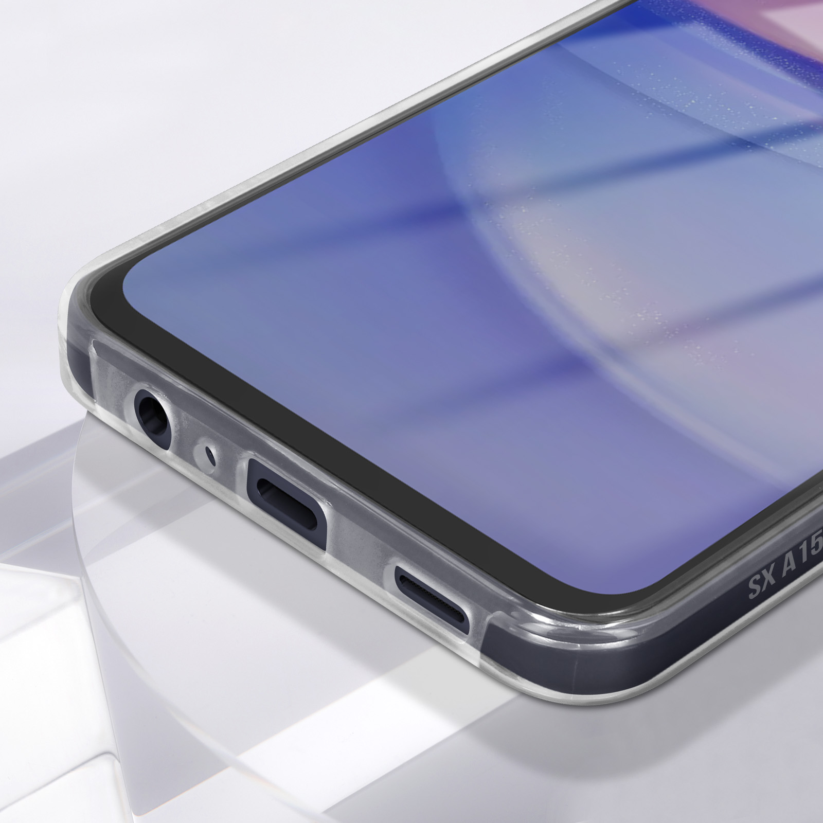 Un primo piano di uno smartphone con una custodia trasparente. La porta di ricarica e l'altoparlante sono visibili.