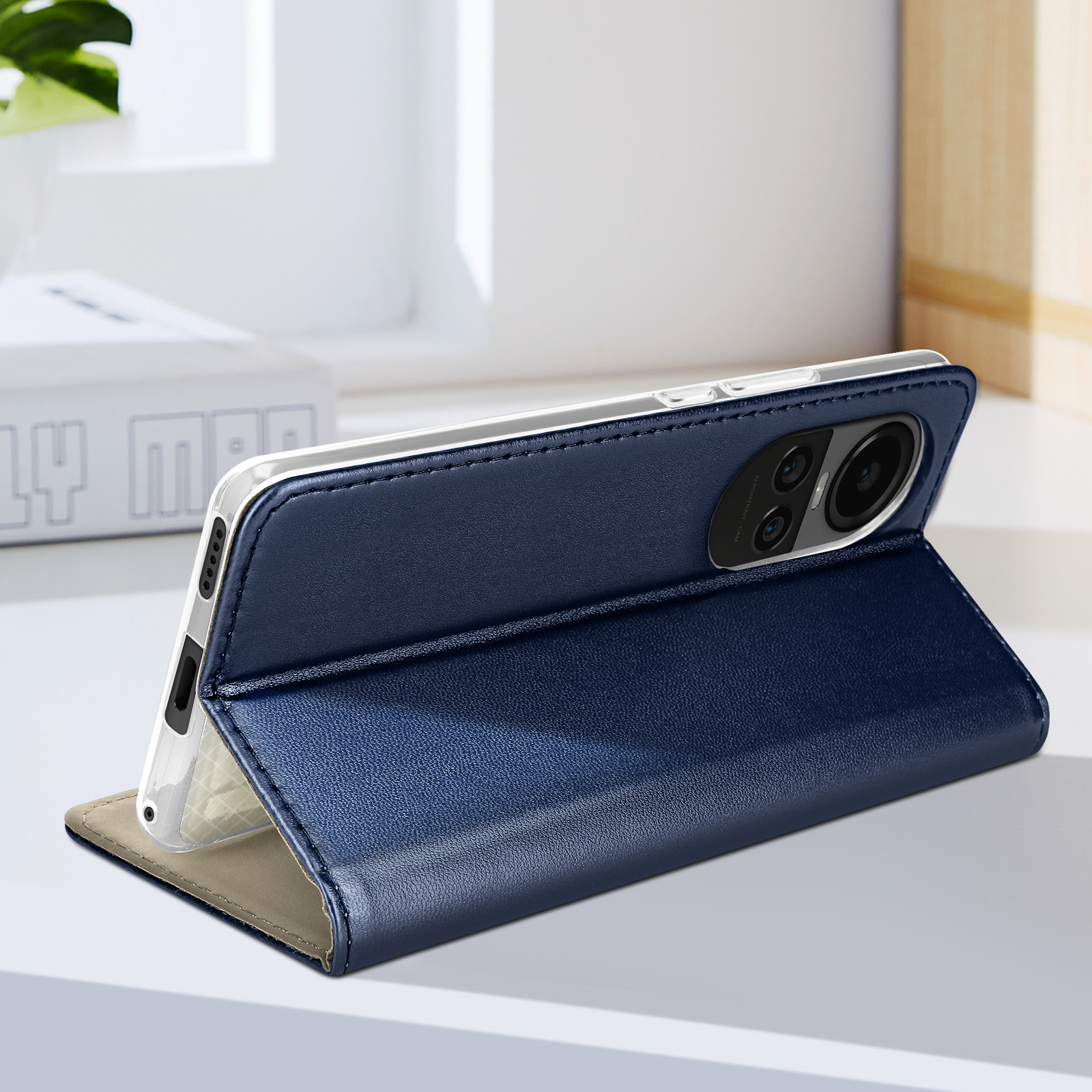 Una custodia per telefono blu aperta, che mostra lo schermo del telefono. Riposa su una superficie bianca.
