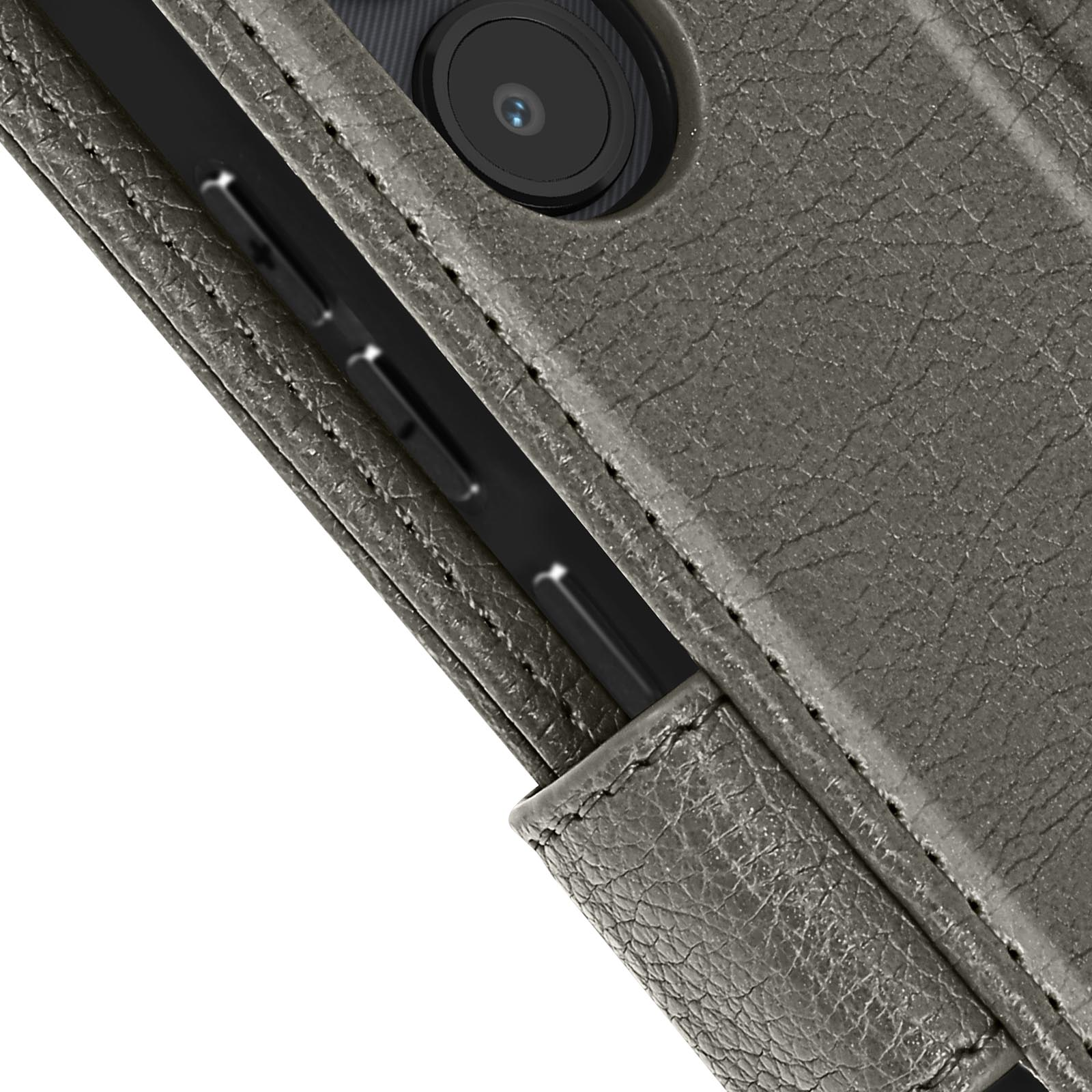 Primer plano de una funda gris para teléfono, que muestra el orificio de la cámara y los botones.