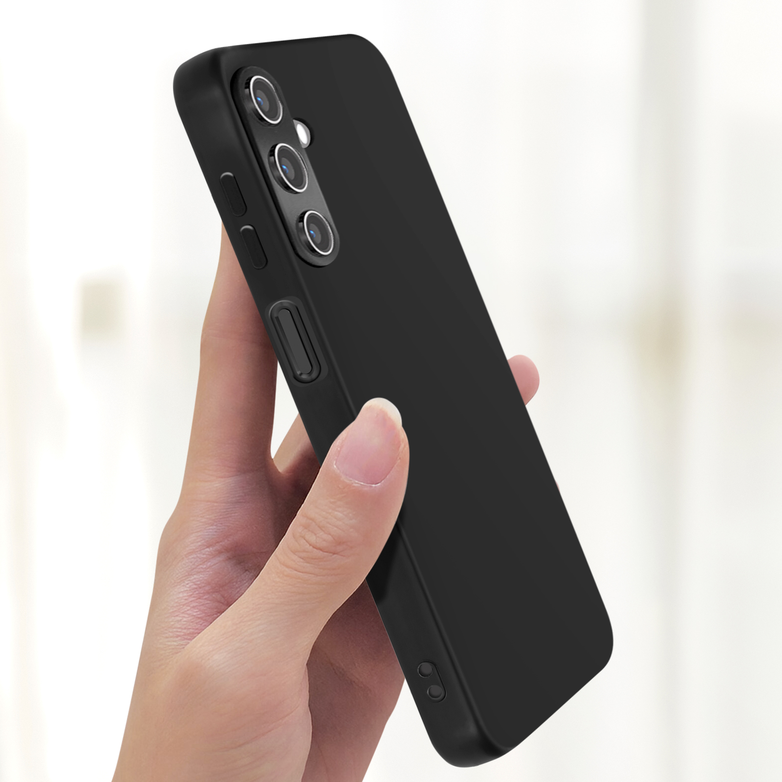 Una mano che tiene una custodia per smartphone nera, mostrando la vista laterale.