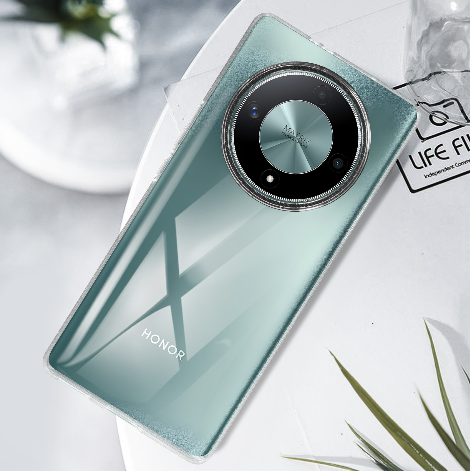 Telefon auf weißer Oberfläche. Transparente Hülle. Dreifach-Objektiv-Kamera. Weißer Hintergrund.