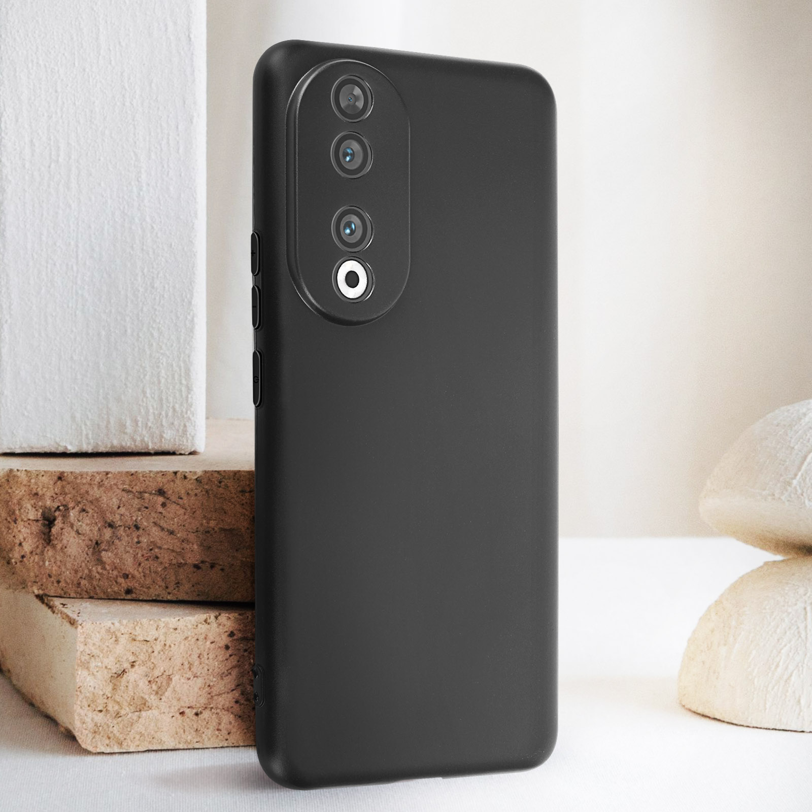 Custodia per telefono nera. La custodia ha una superficie liscia. Tre fori per la fotocamera.