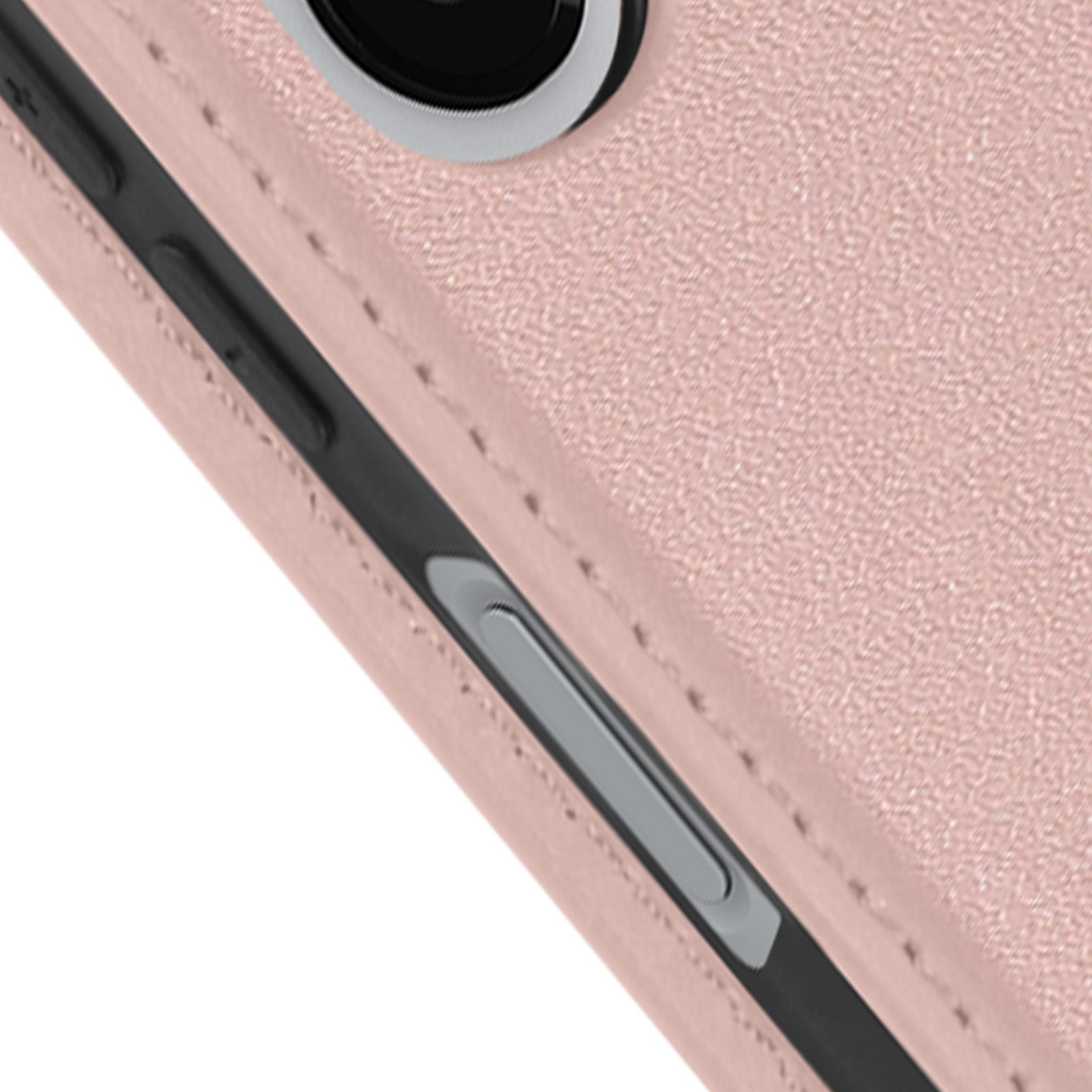 Primo piano di una custodia per telefono rosa con dettagli dell'obiettivo della fotocamera e pulsanti laterali.
