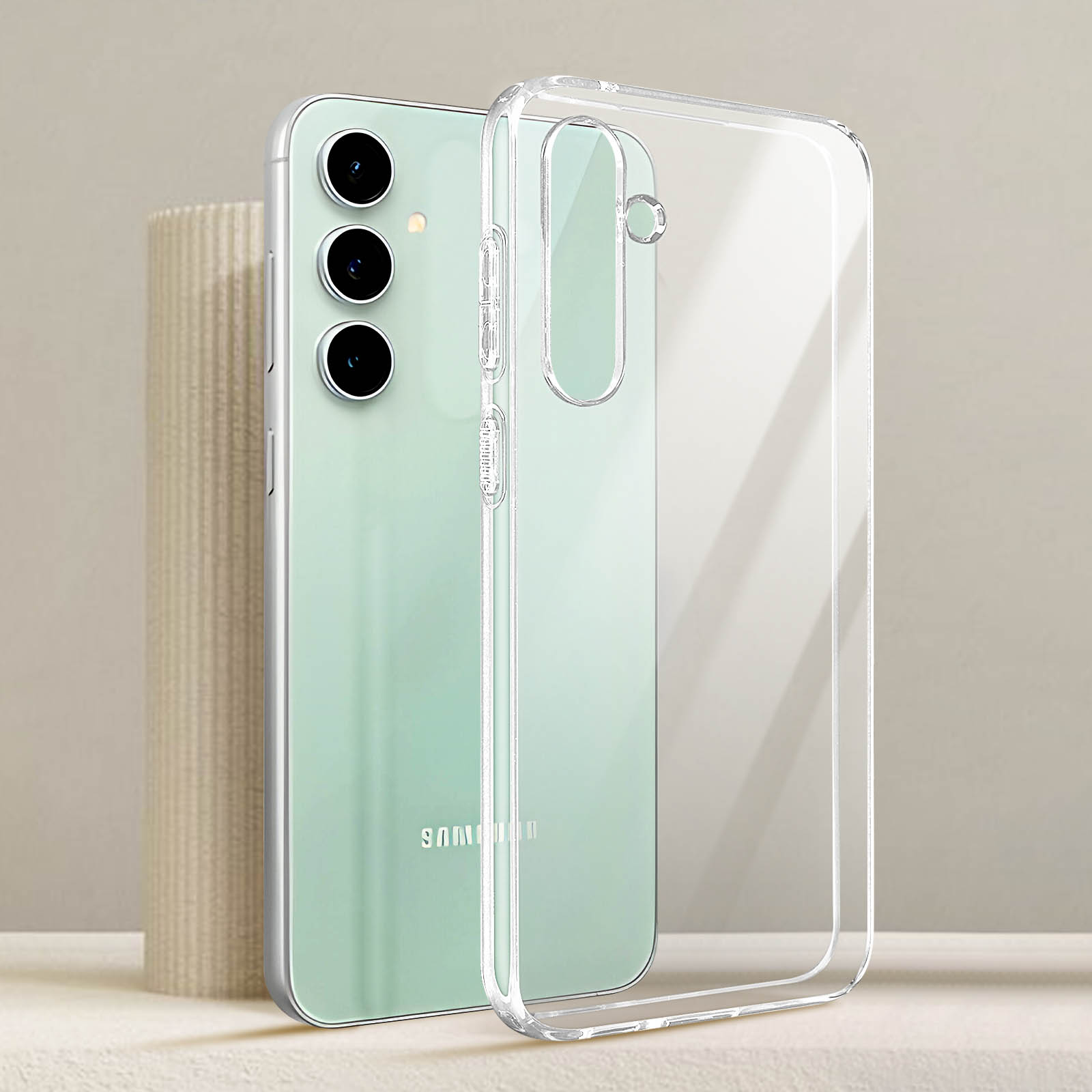 Ein mintgrünes Telefon mit drei Kameras. Daneben ist eine transparente Schutzhülle zu sehen.