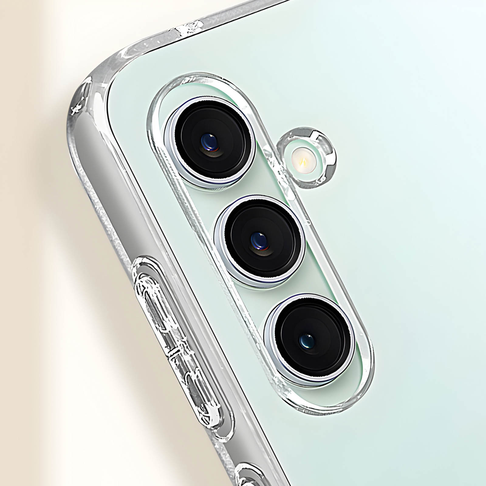 Ein Smartphone-Kameramodul mit drei Linsen und einer transparenten Hülle. Seitentaste sichtbar.