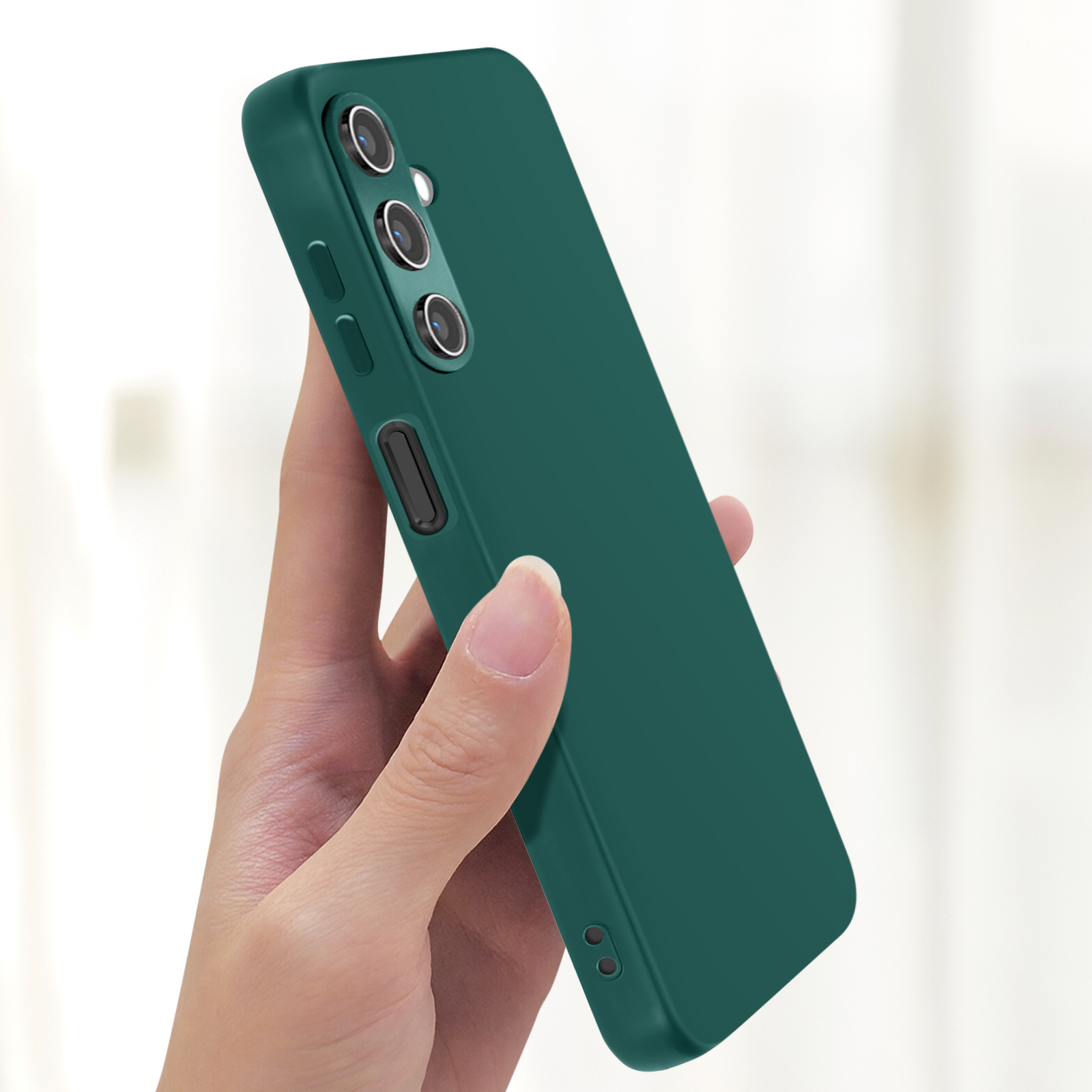 Telefono verde tenuto in mano. Il telefono ha 3 fotocamere e un pulsante laterale verde.