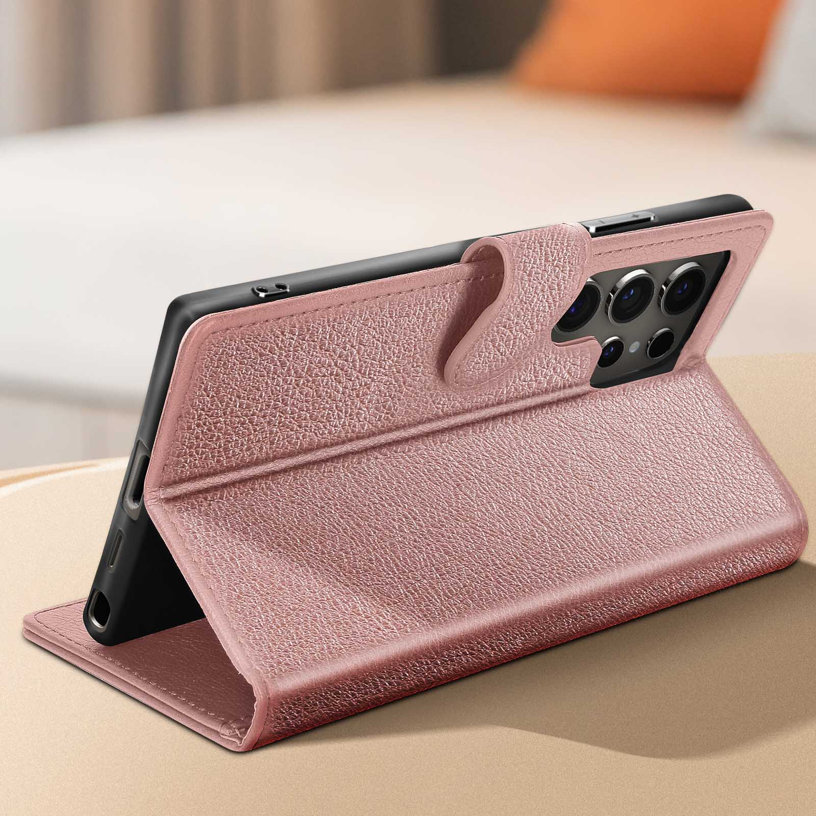 Custodia rosa per telefono, che mostra un telefono appoggiato sul retro, fotocamera visibile.