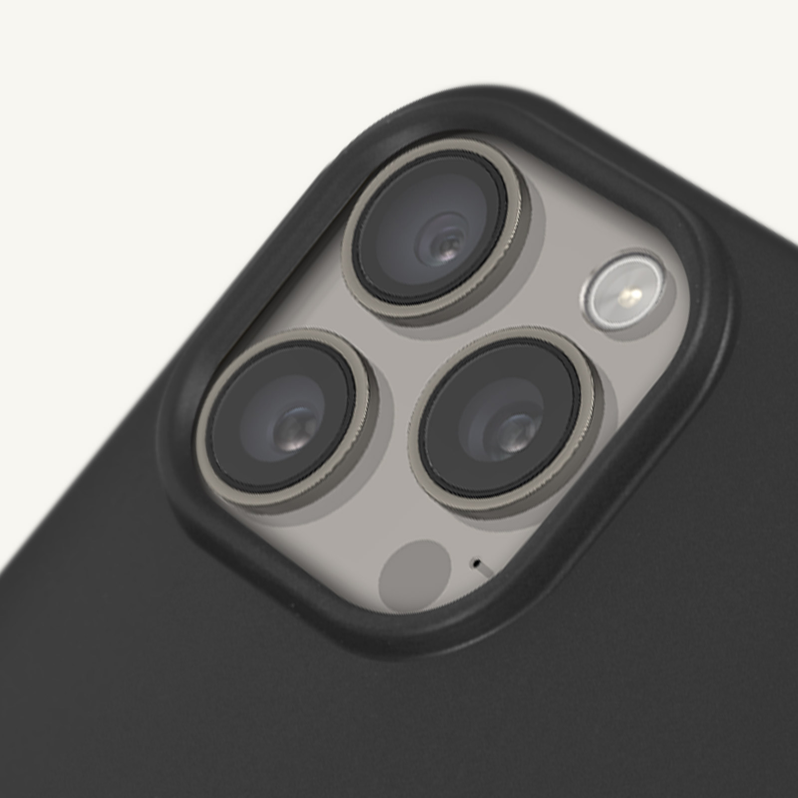 Primo piano di un telefono nero con tre fotocamere e un flash.