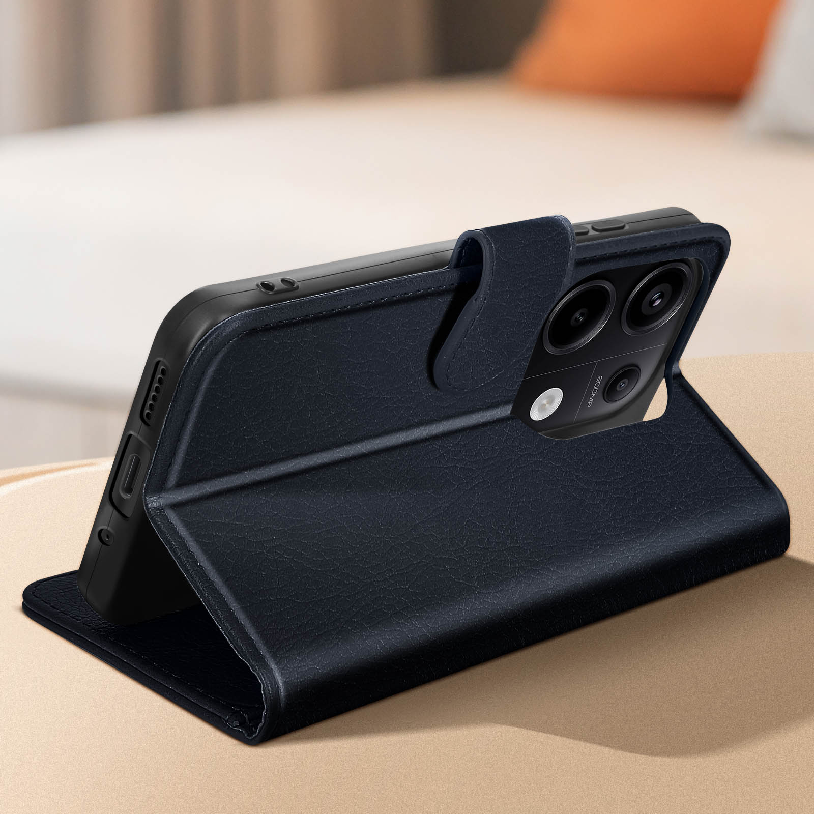Eine schwarze Handyhülle mit Kamera, geöffnet, zeigt das Telefon im Inneren. Die Hülle liegt auf beigem Untergrund.