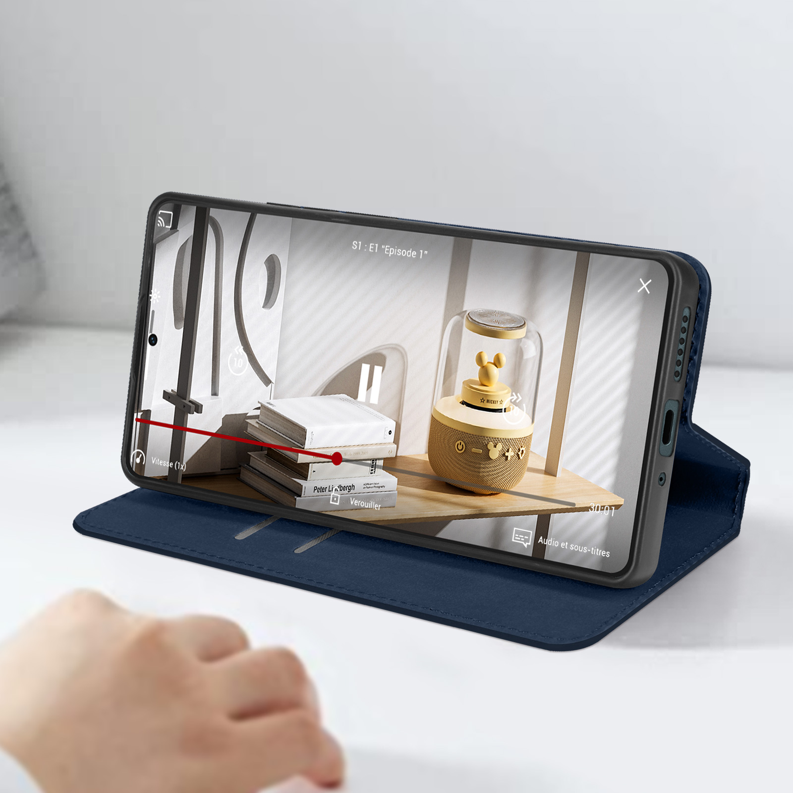 Ein Telefon in einer blauen Hülle ist aufgeklappt und zeigt ein Video auf seinem Bildschirm.