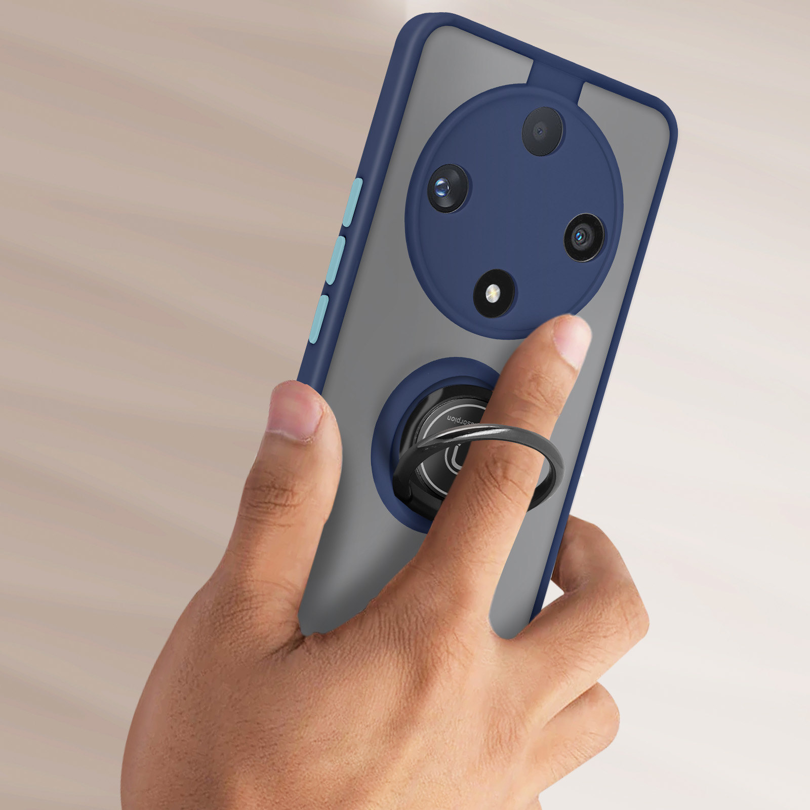 Mano che tiene un telefono con custodia blu e grigia. Impugnatura ad anello attaccata. Sfondo in legno.