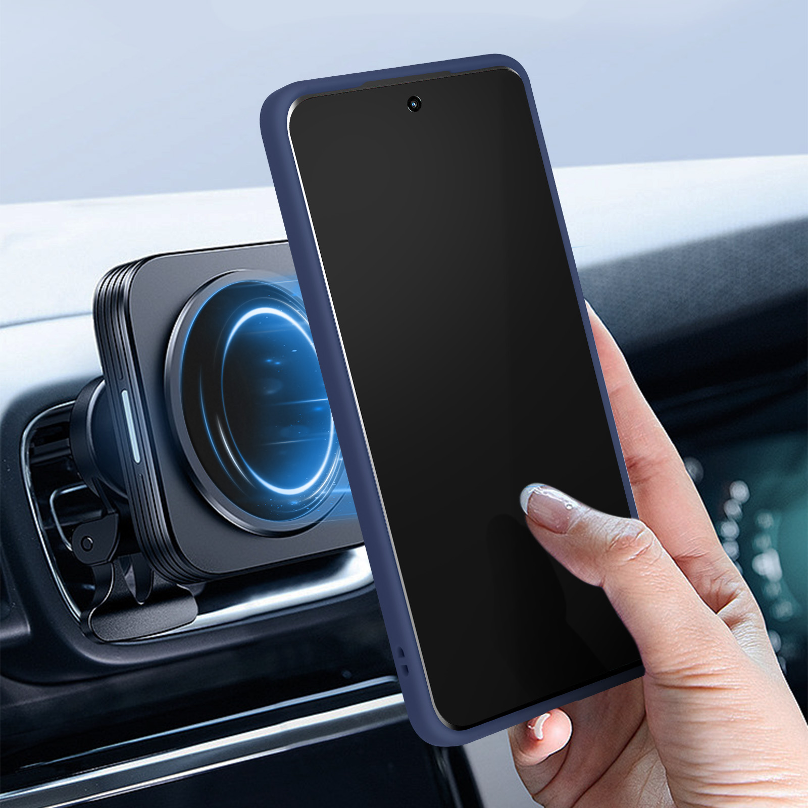 Un telefono in una custodia blu è tenuto su un supporto per bocchetta dell'auto. Una mano tiene il telefono.