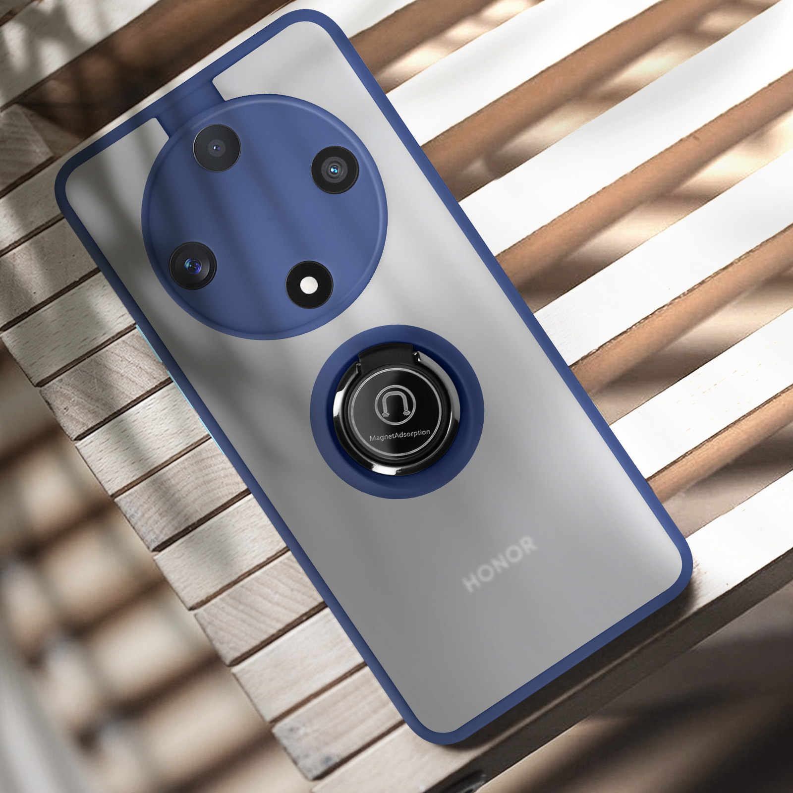 Una custodia per telefono con area fotocamera blu e anello di supporto su legno.