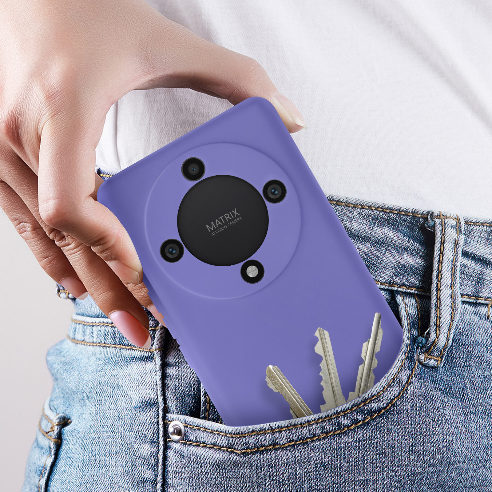 Main avec un téléphone, dans un étui violet, dans une poche de jean. Clés aussi.