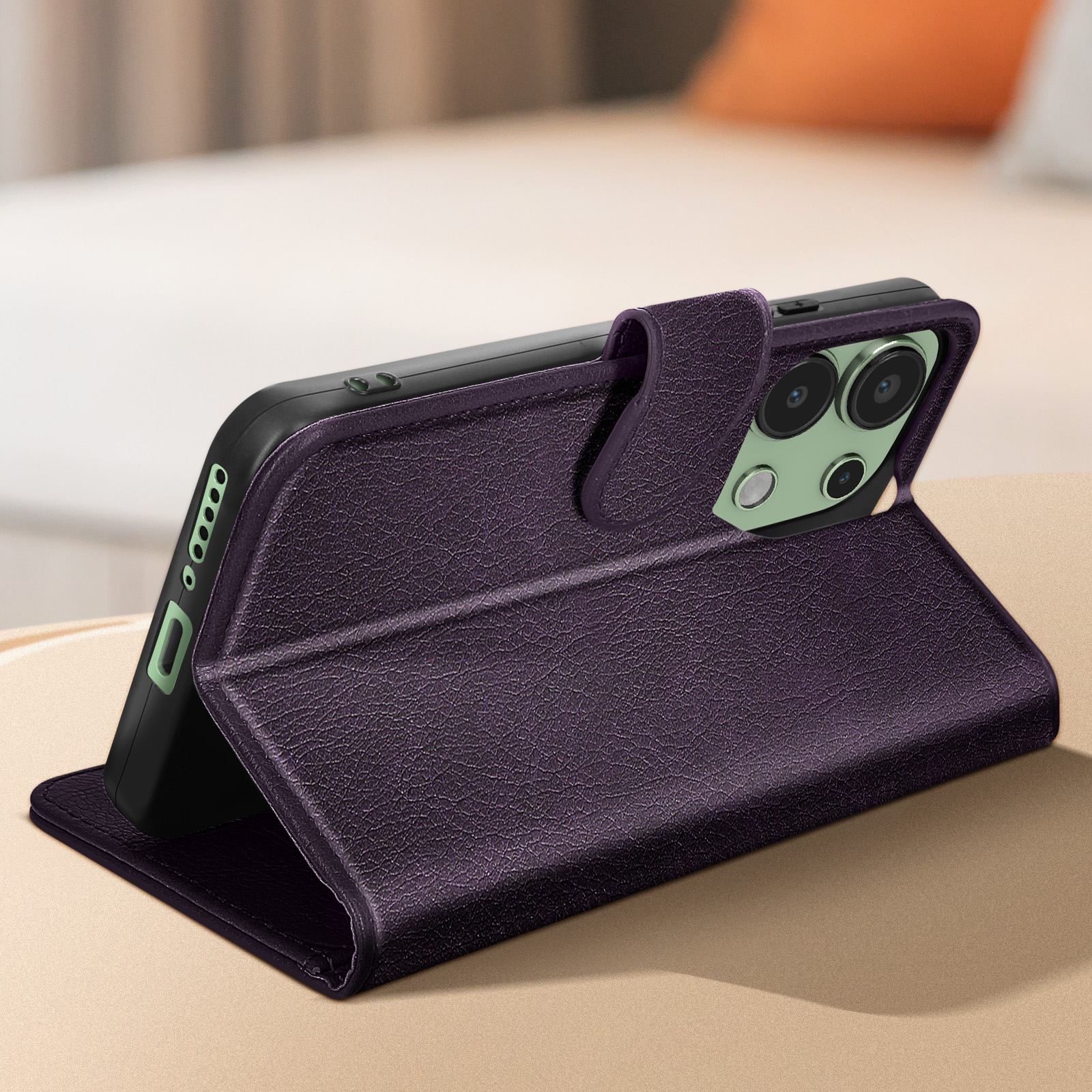 Un telefono in una custodia viola sollevato per vedere lo schermo.