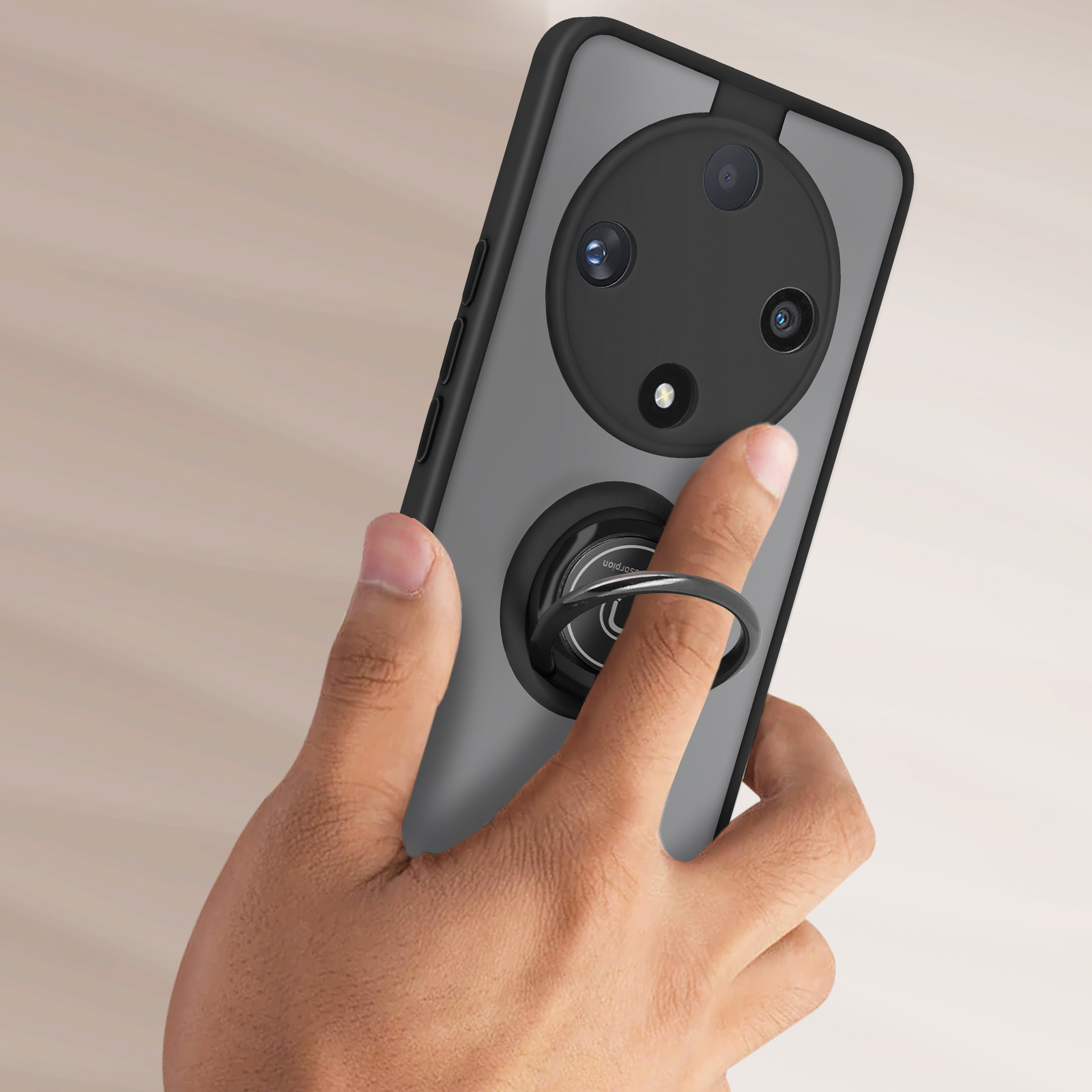Una mano che tiene un telefono con anello di supporto, colore grigio, con modulo fotocamera circolare.