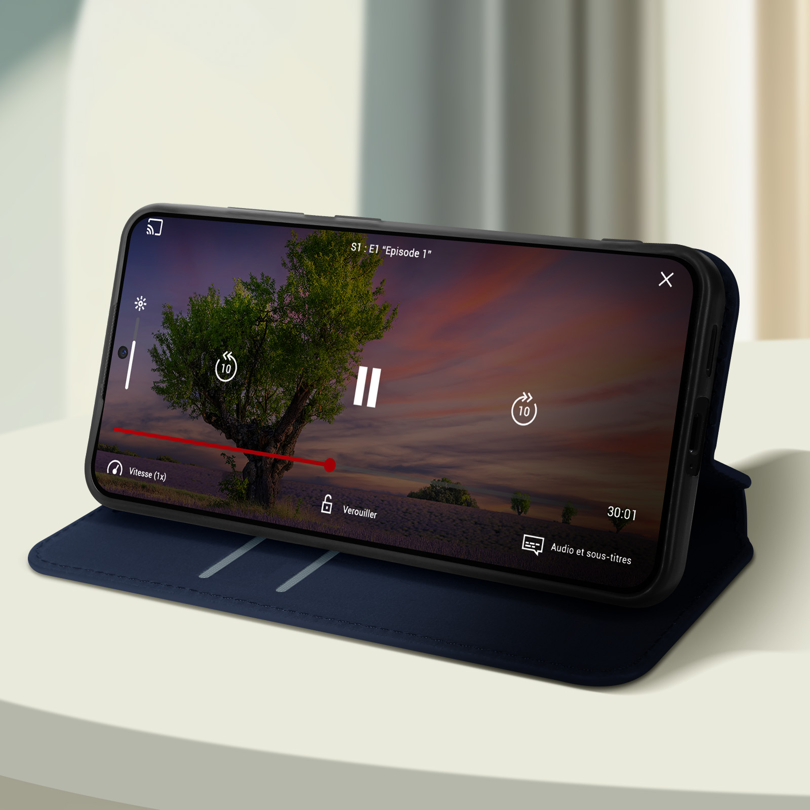 Telefono che mostra un video su una custodia blu. Il telefono è nella custodia aperta e riproduce un video.
