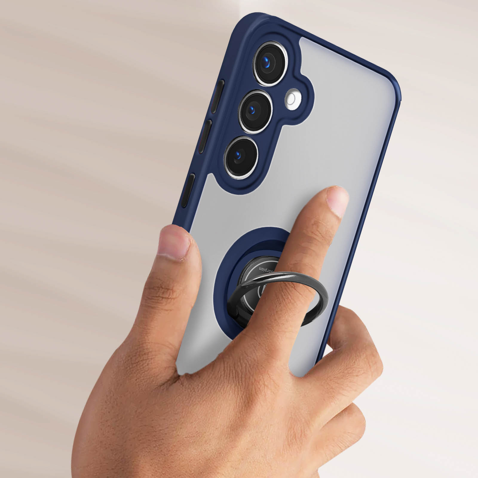 Mano che tiene un telefono con anello. Telefono in custodia blu e grigia.