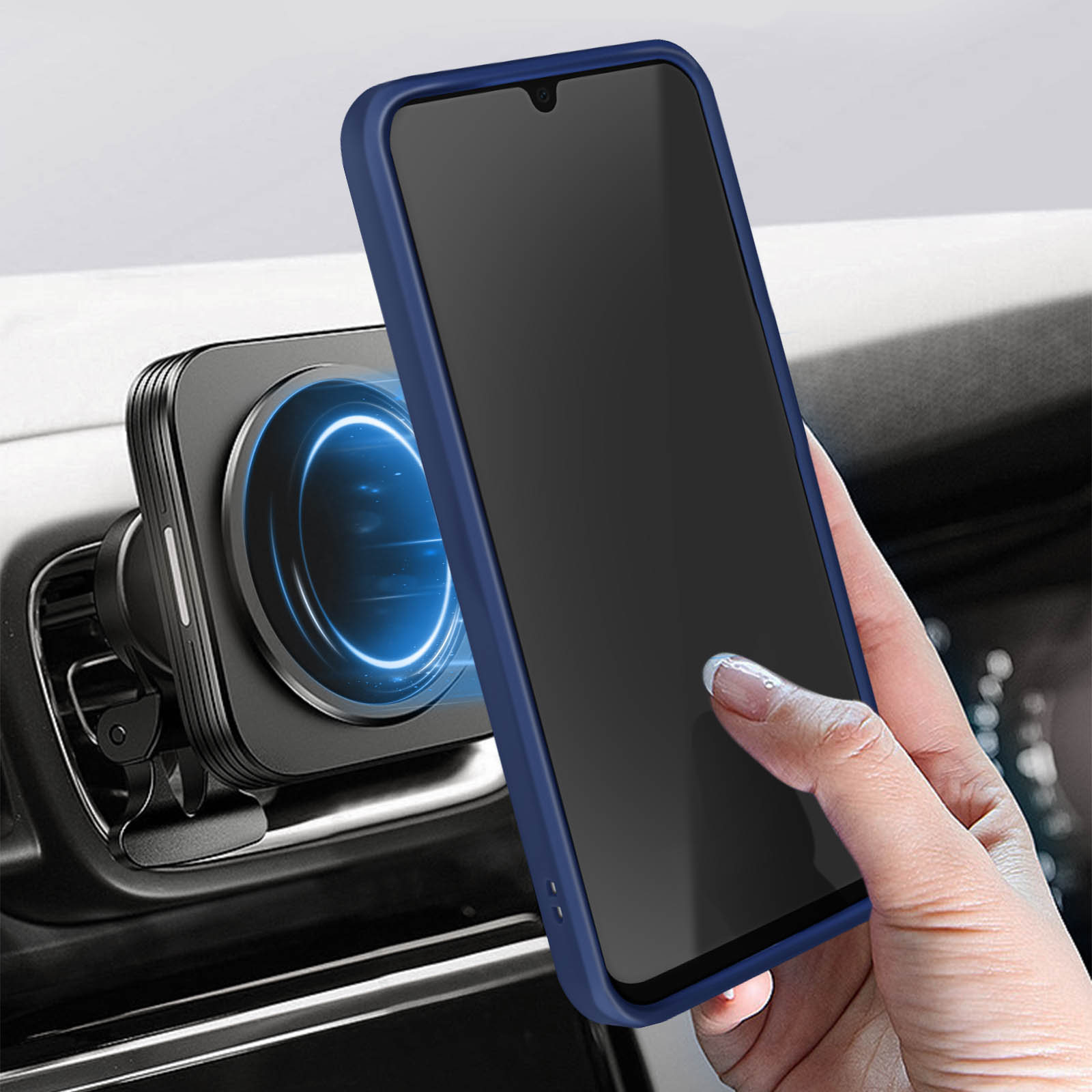 Telefono in una custodia blu attaccato a un supporto per auto. Una mano tiene il telefono.